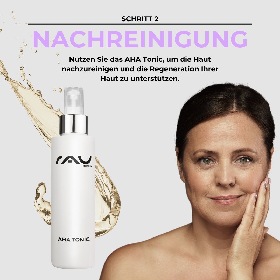 Flacon d'AHA Tonic de RAU Cosmetics avec une femme touchant doucement son visage tout en soulignant le soin pour peaux matures, étape deux de la routine avancée contre le vieillissement.