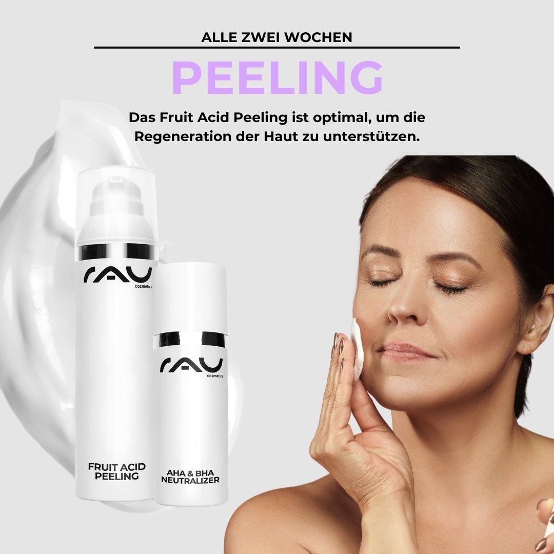 Femme à la peau mature appliquant doucement le neutralisant AHA & BHA pour soutenir la régénération cutanée, à côté des produits « Fruit Acid Peeling » et « AHA & BHA Neutralizer » de RAU Cosmetics.