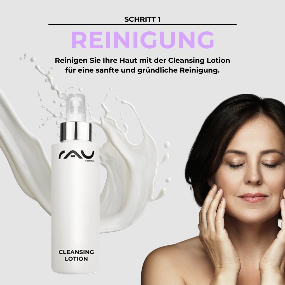 Eine Flasche Reinigungslotion von RAU Cosmetics, die eine Frau sanft auf ihr Gesicht aufträgt. Der Schwerpunkt liegt dabei auf der Hautpflege für reife Haut im Rahmen einer Anti-Aging-Routine.