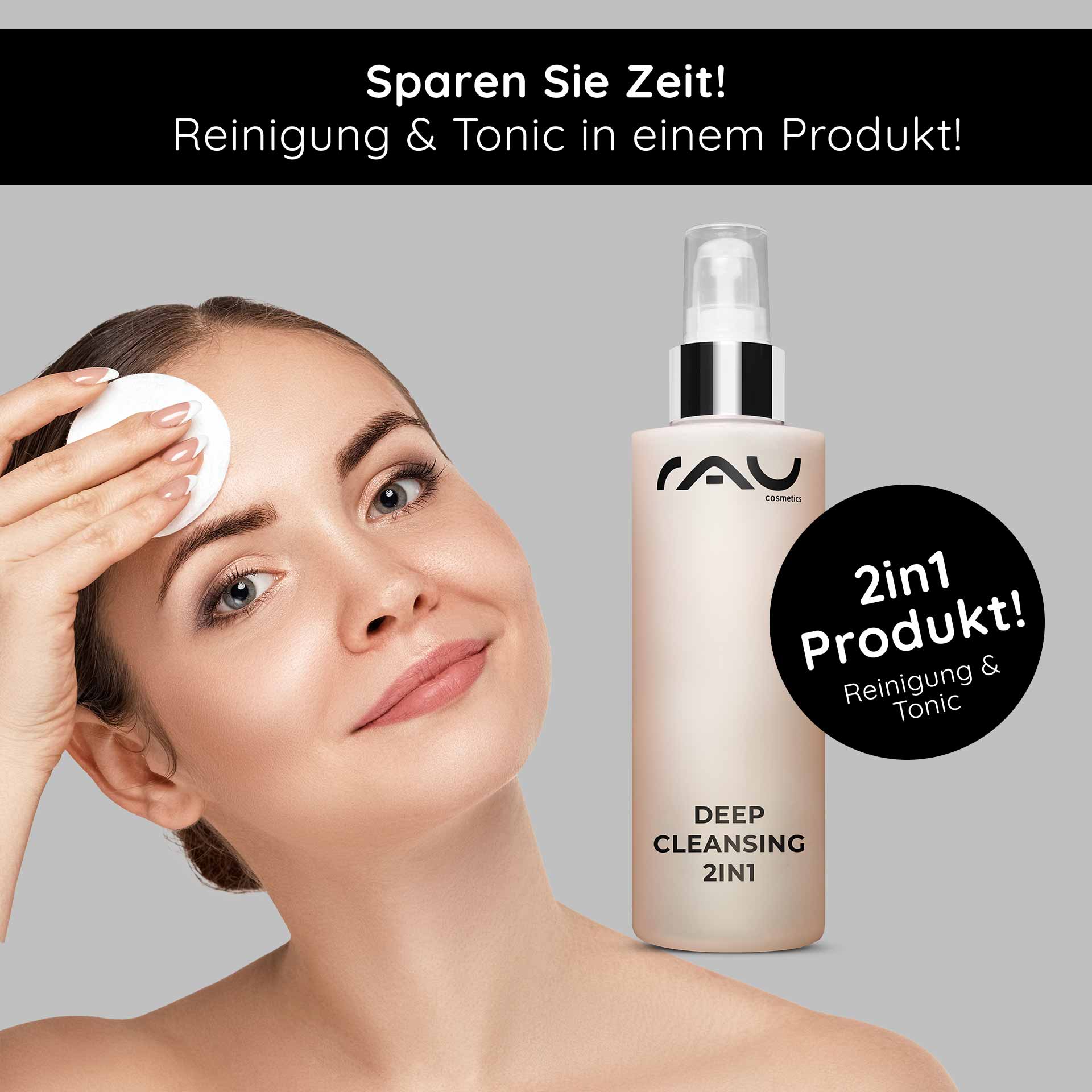 Deep Cleansing 2in1 200 ml Lotion tonique 2en1 Frau mit Wattepad, das Gesicht reinigend, neben Flasche von RAU Cosmetics Deep Cleansing 2in1, Betonung auf Reinigung und Tonic in einem Produkt.