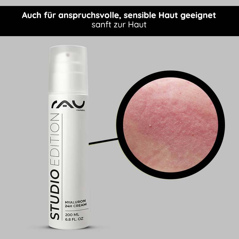 Flasche der Hyaluron 24h-Creme von RAU Cosmetics mit Etikett, geeignet für empfindliche Haut, neben einer Nahaufnahme der hydratisierten Hautstruktur, die die feuchtigkeitsspendende Wirkung hervorhebt.