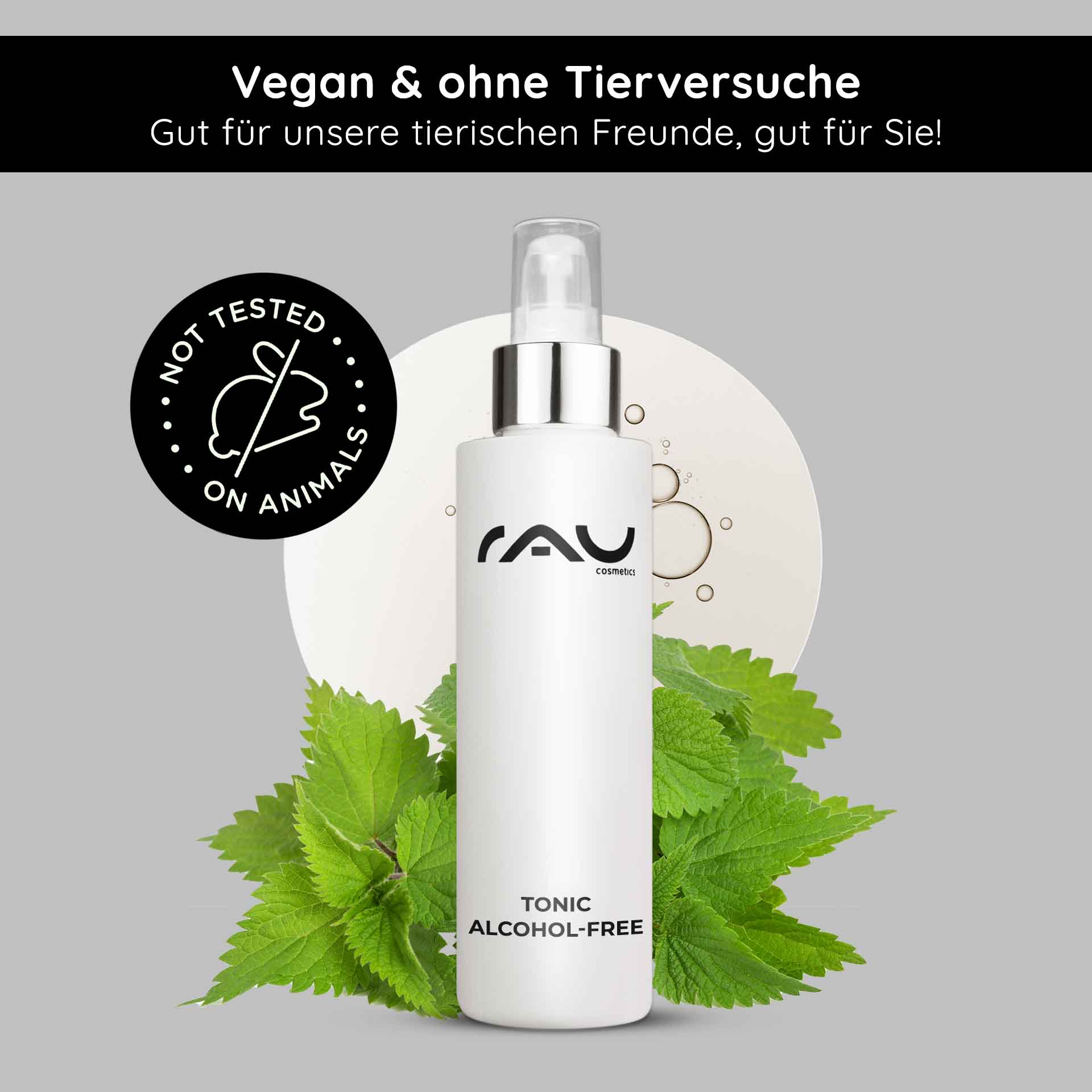 Tonique sans alcool 200 ml à l'extrait d'ortie Flasche RAU Cosmetics Tonic alkohol-frei mit Brennnessel-Extrakt, umgeben von frischen Brennnesselblättern, vegan und ohne Tierversuche, auf grauem Hintergrund.