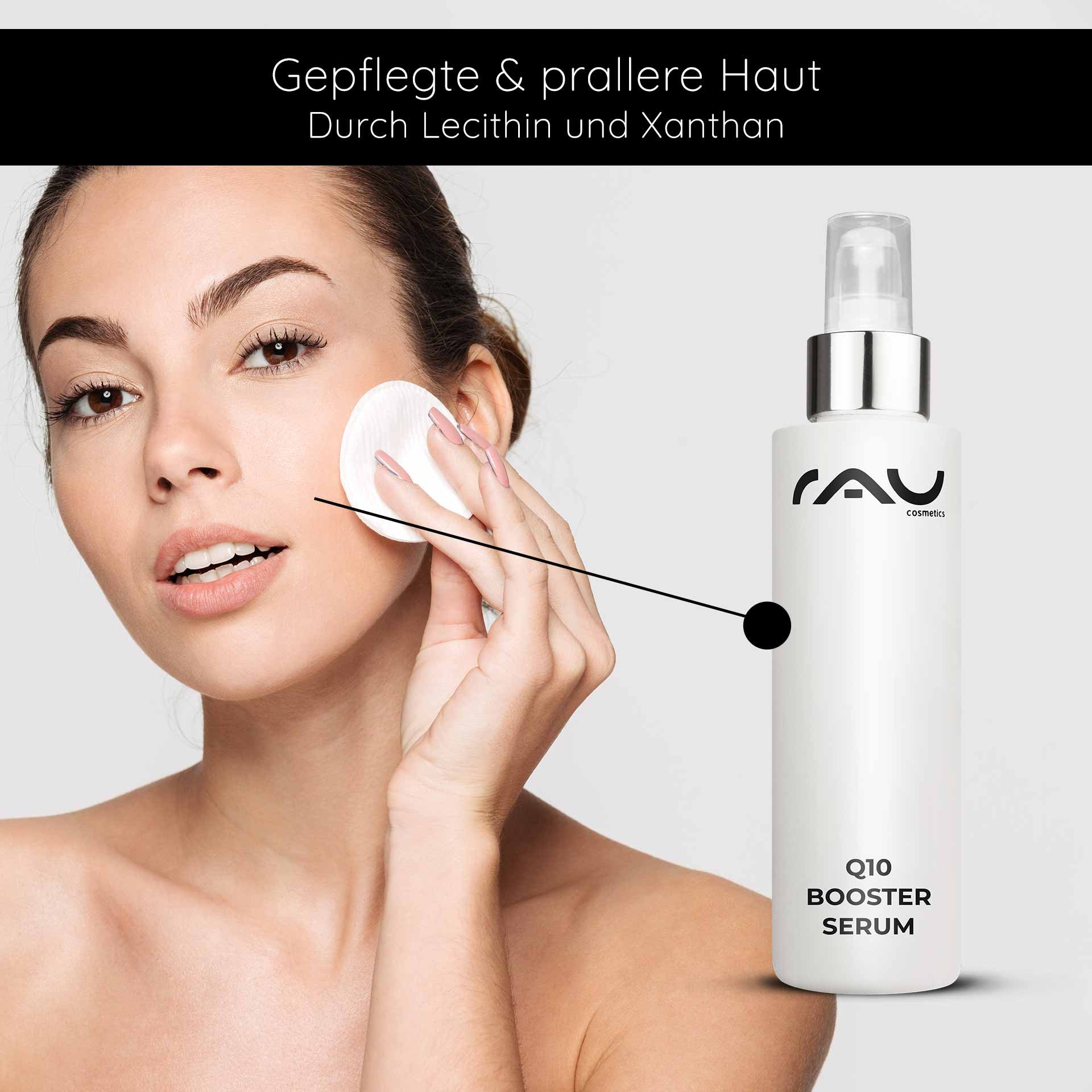 Femme à la peau fraîche avec un coton, application du sérum Q10 Booster de RAU Cosmetics pour le soin et l'hydratation de la peau.