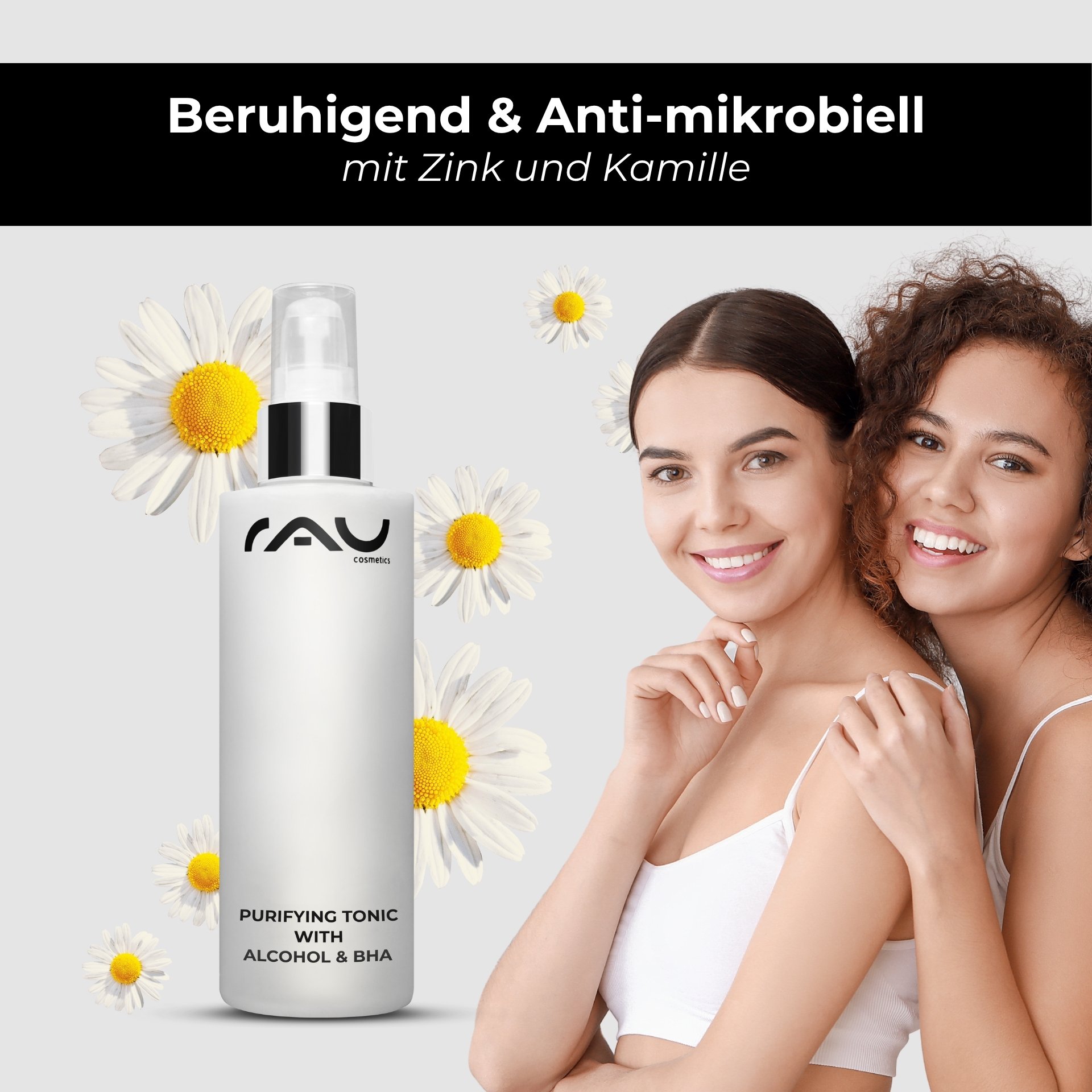 Une femme présente le flacon de Purifying Tonic pour un grain de peau net.