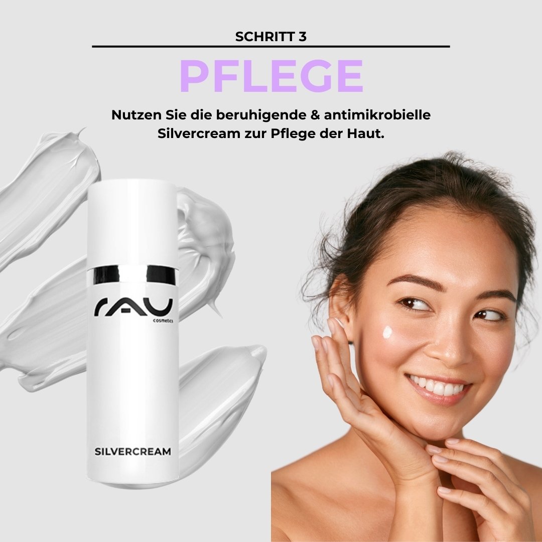 Femme avec un sourire éclatant et application de la crème à l'argent (Silvercream) de RAU Cosmetics, entourée de légères traces de crème grises, étape 3 de la routine de soins de base pour la neurodermite.