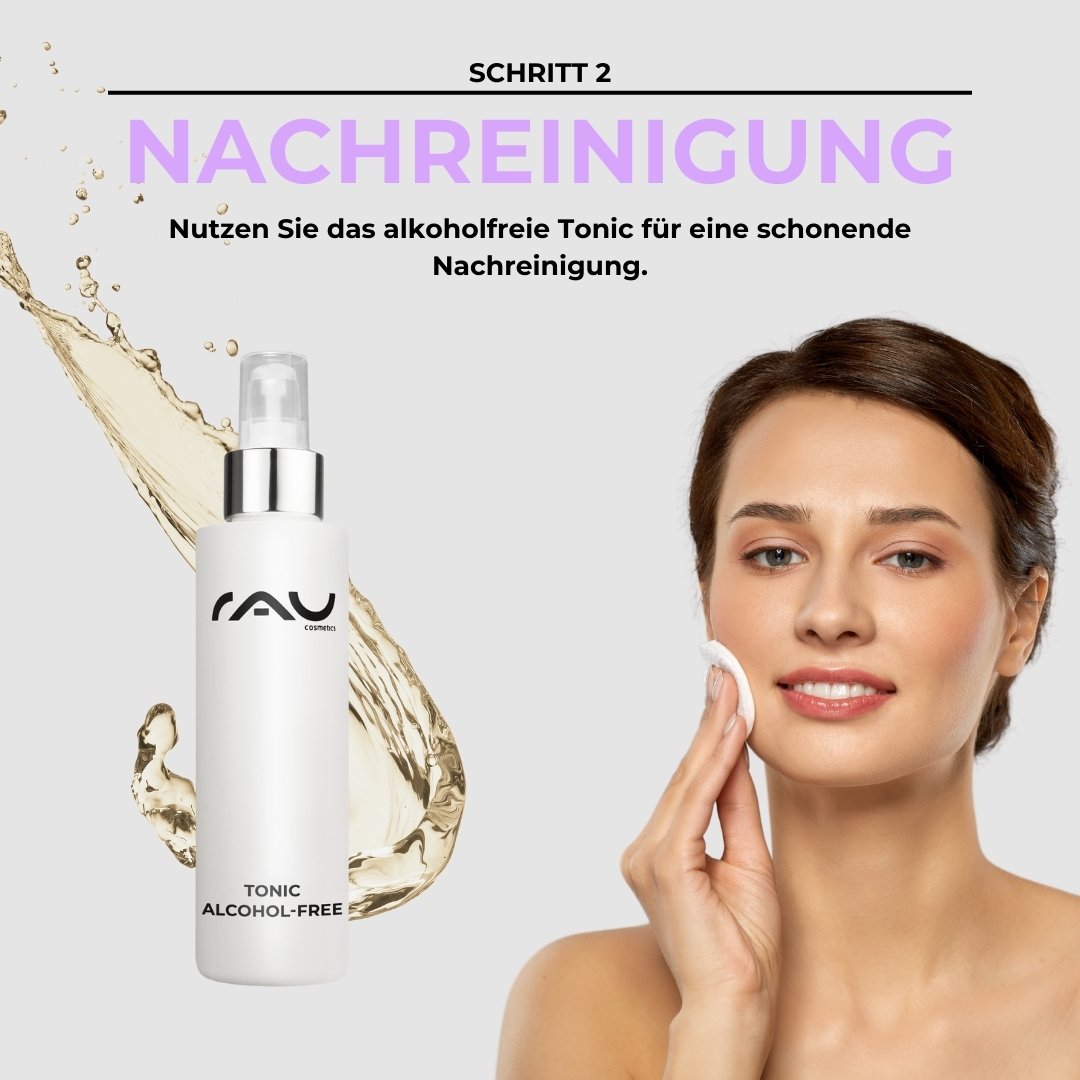 Femme avec tonique pour le nettoyage final sans alcool, étape 2 de la routine de soins de base pour peaux mixtes de RAU Cosmetics.