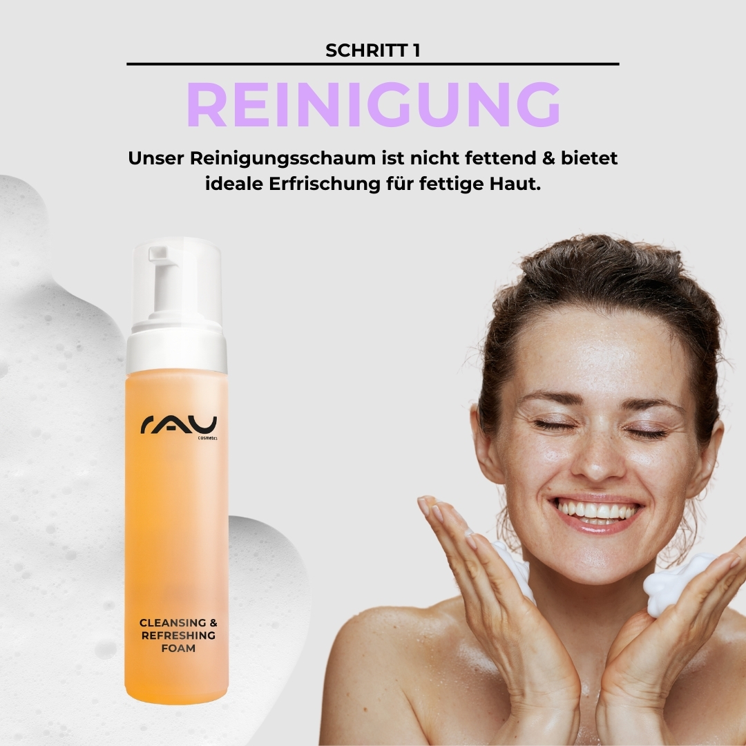 Routine de soins avancée pour les peaux grasses Reinigungsschaumflasche mit der Aufschrift „Cleansing & Refreshing Foam“ von RAU Cosmetics, lächelnde Frau, die Schaum auf ihr Gesicht aufträgt und dabei die Hautpflegeroutine für fettige Haut betont.