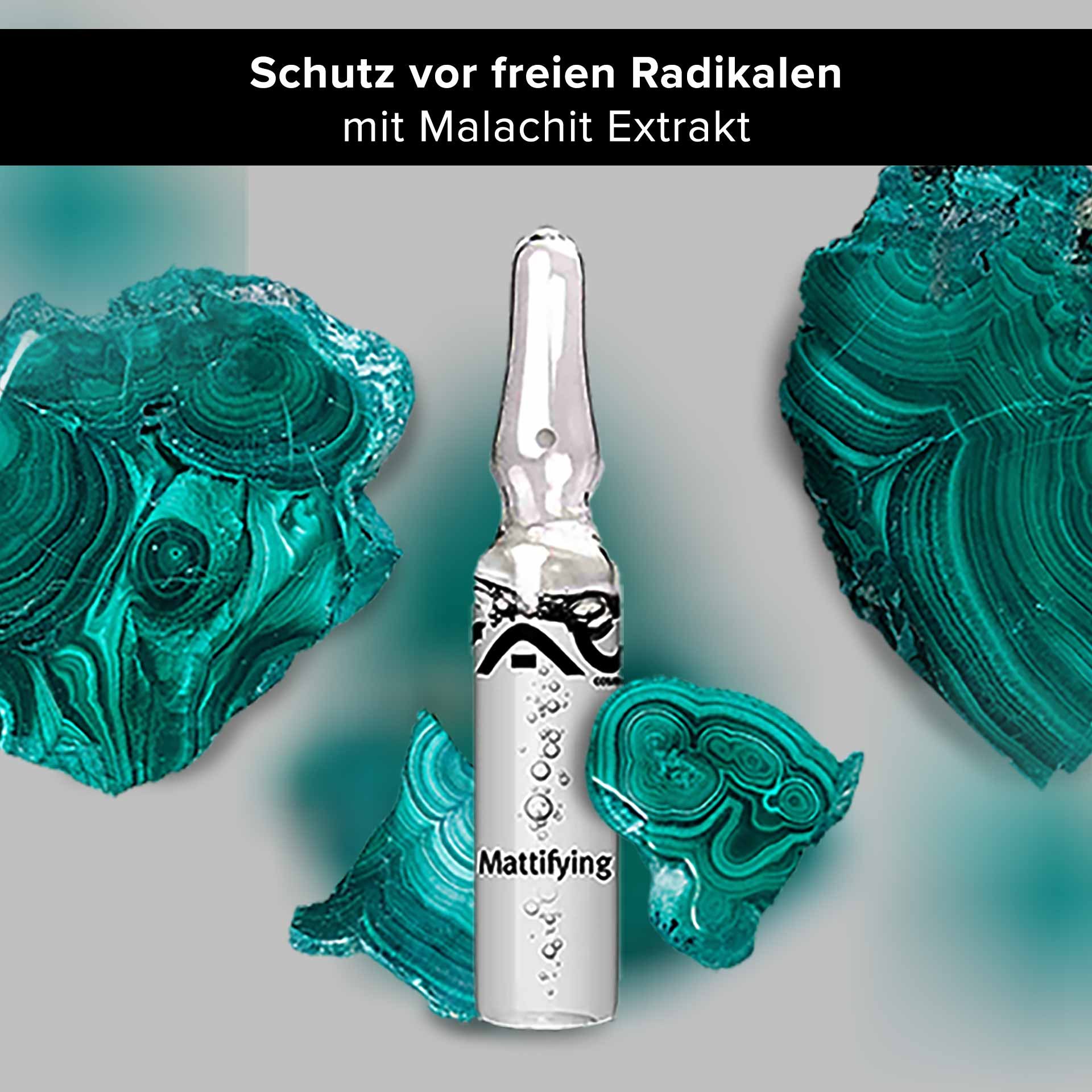 Ampoule pour soin matifiant à l'extrait de malachite, entourée de minéraux de couleur malachite, souligne les bienfaits contre les radicaux libres et les imperfections.