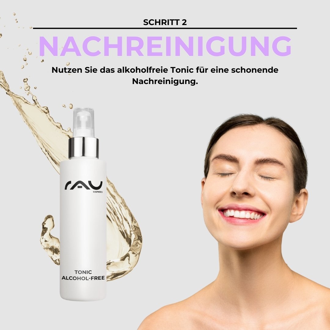 Tonique de RAU Cosmetics pour un nettoyage complémentaire sans alcool, femme souriante aux yeux fermés, animation d'eau douce en arrière-plan, étape 2 de la routine de soin de base pour la couperose.
