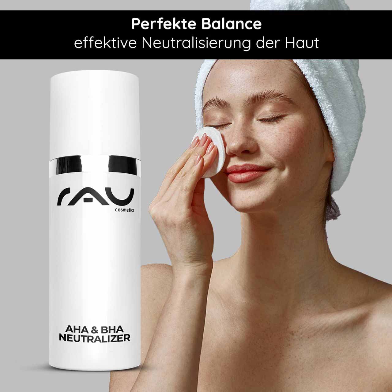 AHA & BHA Neutralizer de RAU Cosmetics, une femme appliquant le produit de soin sur son visage, favorisant une neutralisation efficace de la peau et la restauration de l'équilibre du pH.