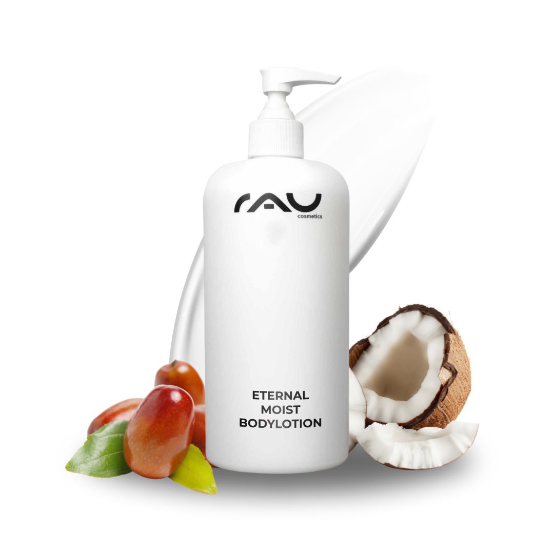 RAU Eternal Moist Body Lotion 500 ml - Hydratation intense pour une peau douce comme une caresse  RAU Eternal Moist Bodylotion 500 ml Flasche mit Logo, umgeben von Kokosnuss und Jojobanüssen, betont intensive Feuchtigkeitsversorgung für glatte Haut.