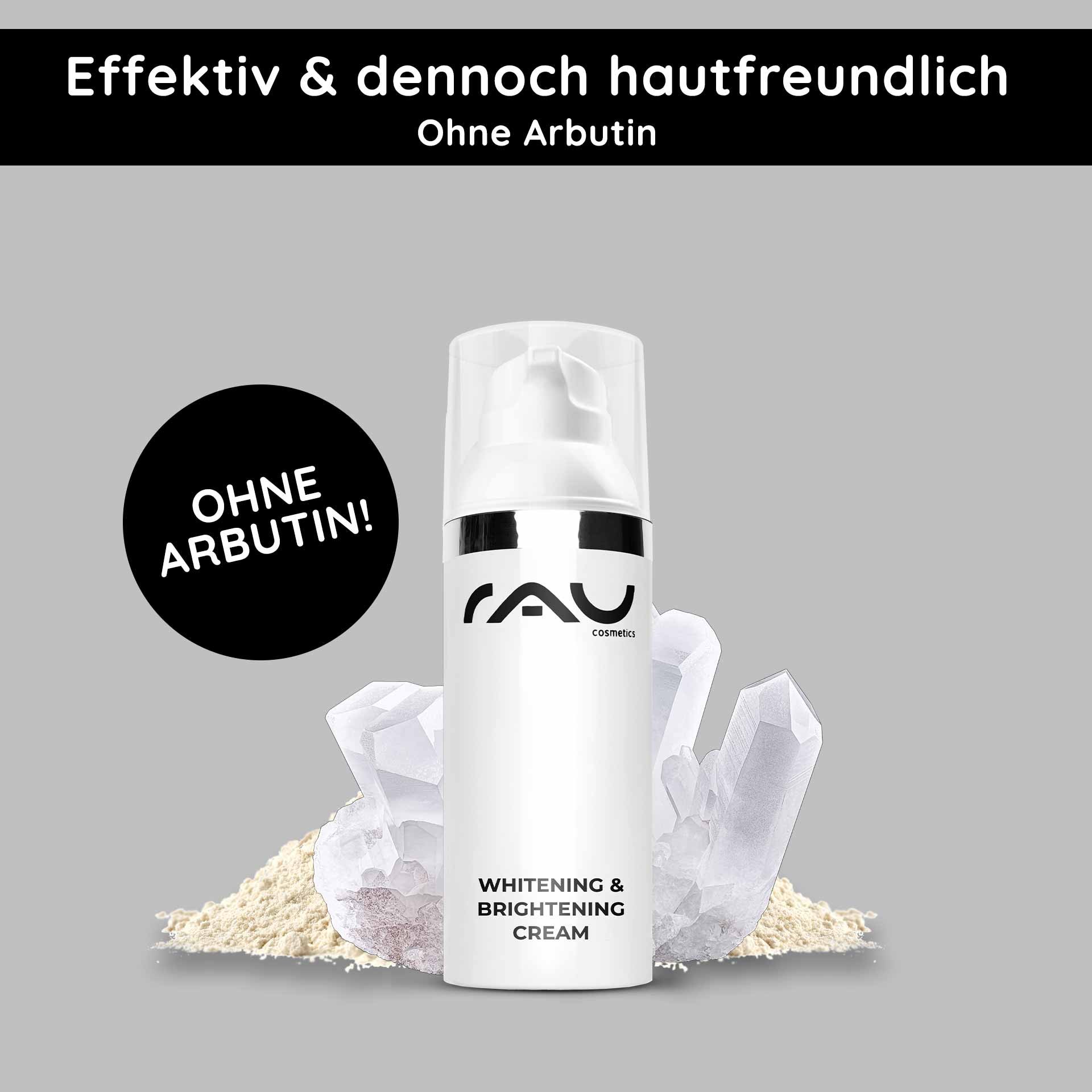 Flacon de RAU Cosmetics Whitening & Brightening Cream avec texte « Efficace et pourtant respectueux de la peau » et « SANS ARBUTINE ! » sur fond gris, avec des éléments de cristal et de poudre.