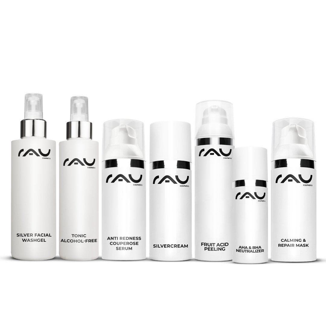 Profi Pflegeroutine für Couperose von RAU Cosmetics, bestehend aus sieben Produkten: Silber Waschgel, alkoholfreies Tonic, Anti-Rötungen Serum, Silvercream, Fruchtsäurepeeling, AHA & BHA Neutralizer und beruhigende Pflege Maske, auf weißem Hintergrund.