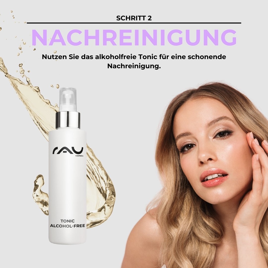 Flacon de tonique sans alcool de RAU Cosmetics avec un modèle démontrant une étape de la routine de soin pour peaux normales.