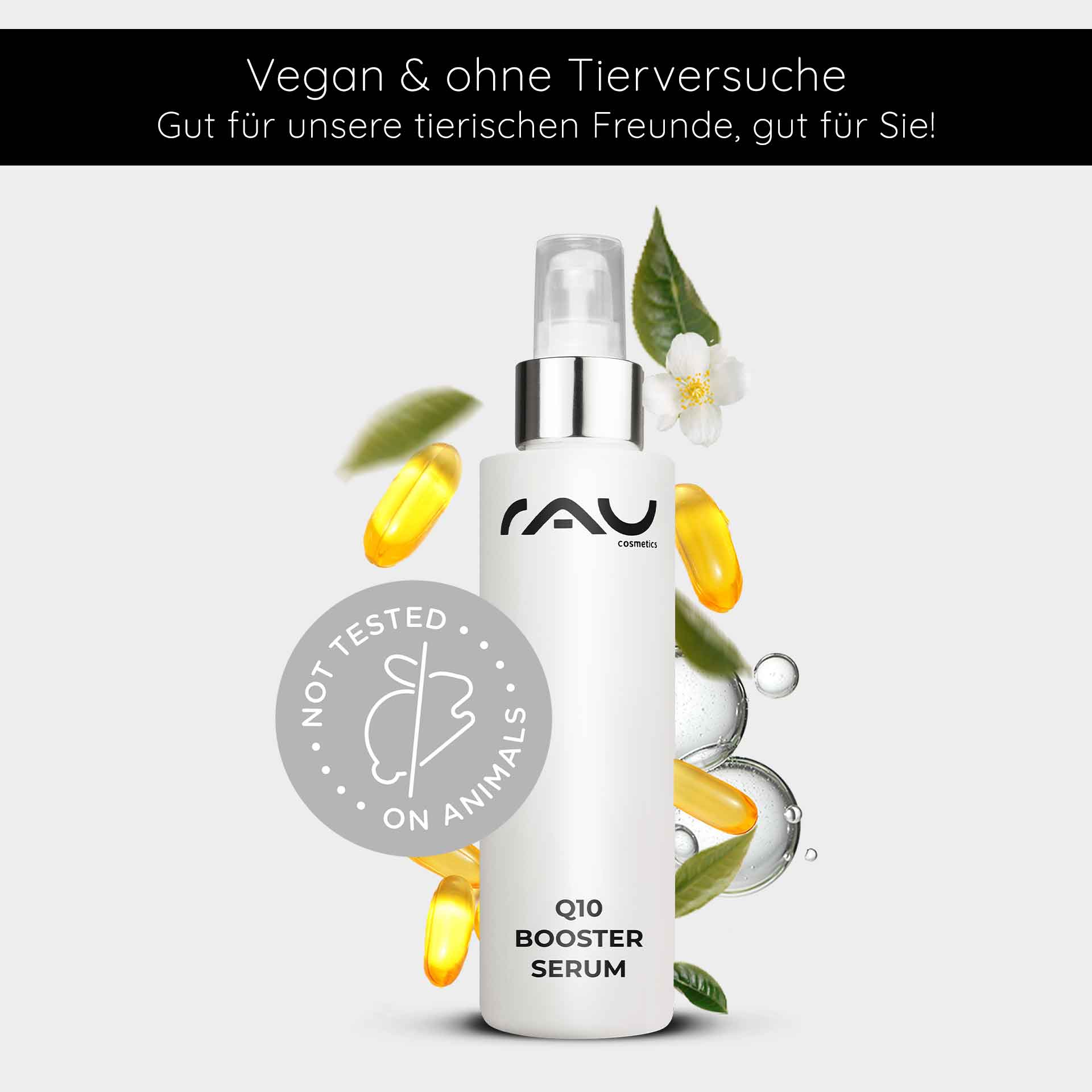 Q10 Booster Sérum 100 ml - avec hyaluron, Q10 & lécithine Flasche des RAU Q10 Booster Serums mit veganem und tierversuchsfreien Hinweis, umgeben von Pflanzenextrakten und Kapseln, betont die feuchtigkeitsspendenden und anti-aging Eigenschaften für reife Haut.