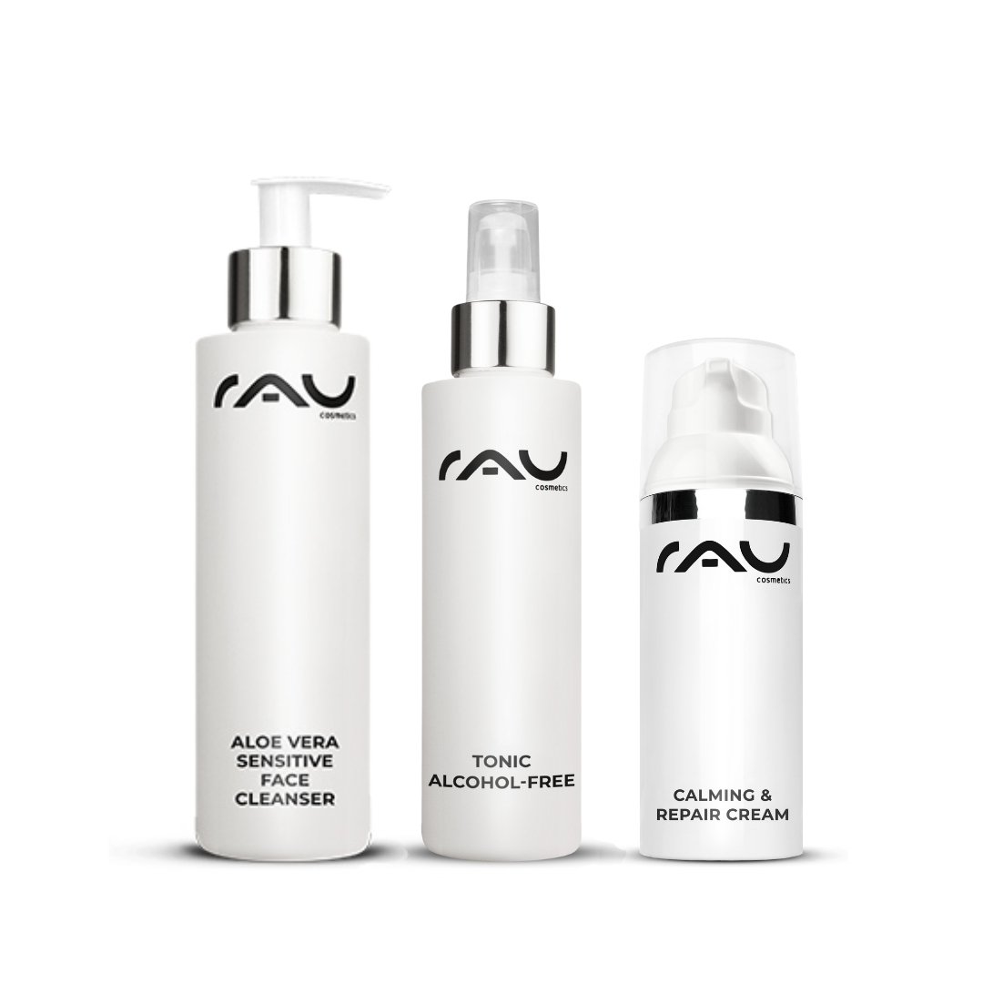 Trois produits de soin de RAU Cosmetics pour peaux sensibles : Aloe Vera Sensitive Face Cleanser, tonique sans alcool et Calming & Repair Cream, dans d'élégants flacons blancs avec des inscriptions claires.