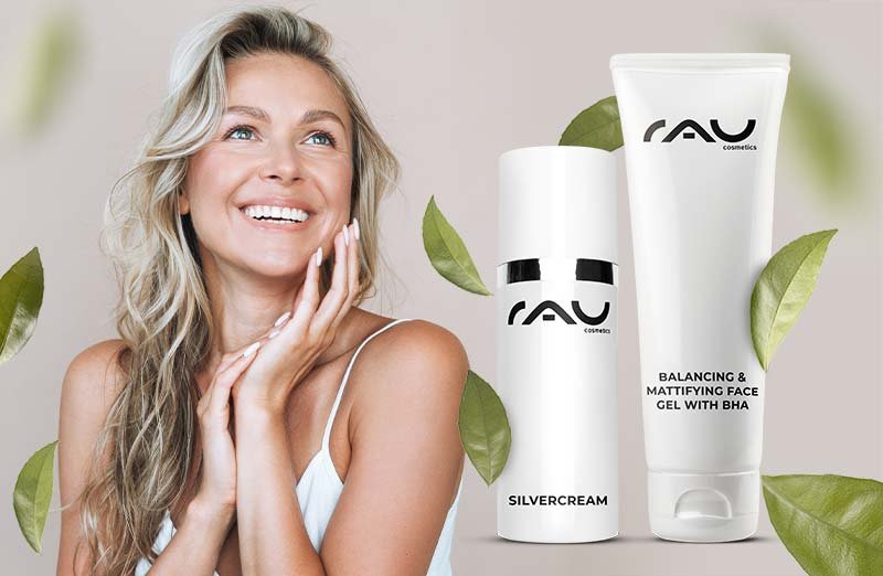 Frau mit wavy Haar und strahlendem Lächeln, präsentiert RAU Cosmetics SILVERCREAM und BALANCING & MATTIFYING FACE GEL.