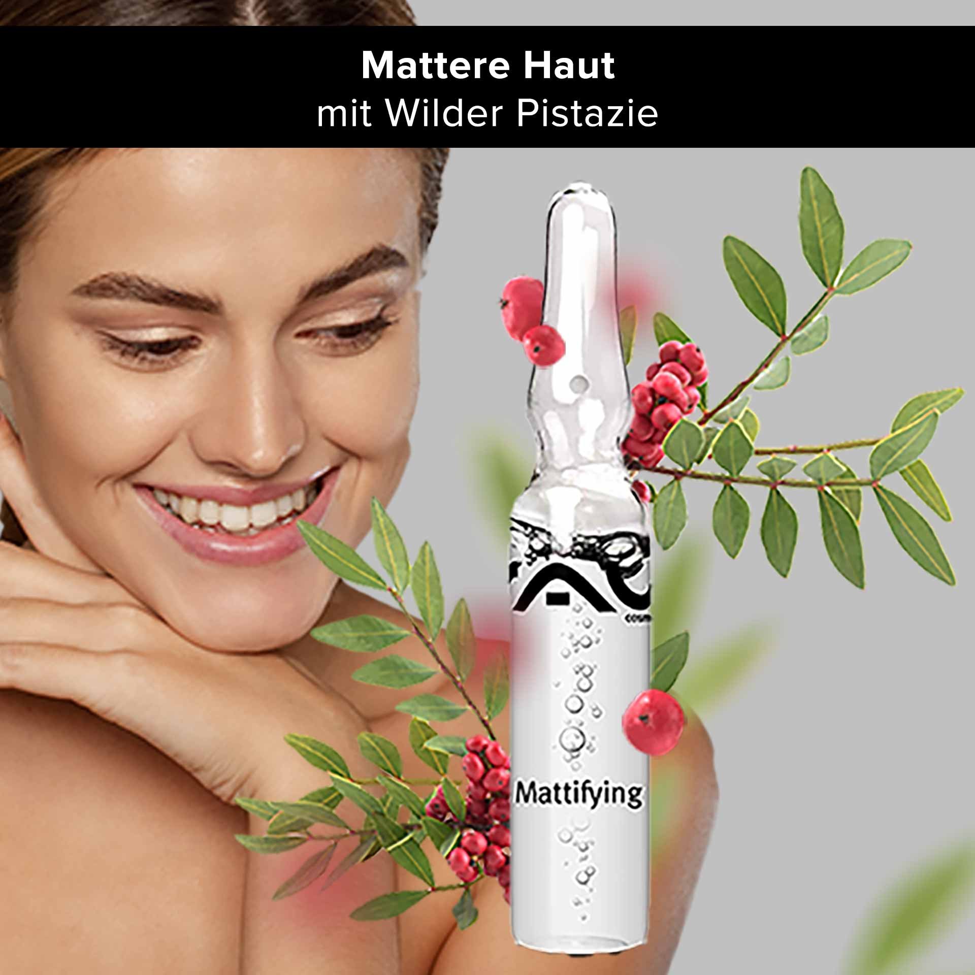 Ampoule de sérum matifiant de RAU Cosmetics à la pistache sauvage, femme souriante, bienfaits pour le soin de la peau, éléments botaniques.
