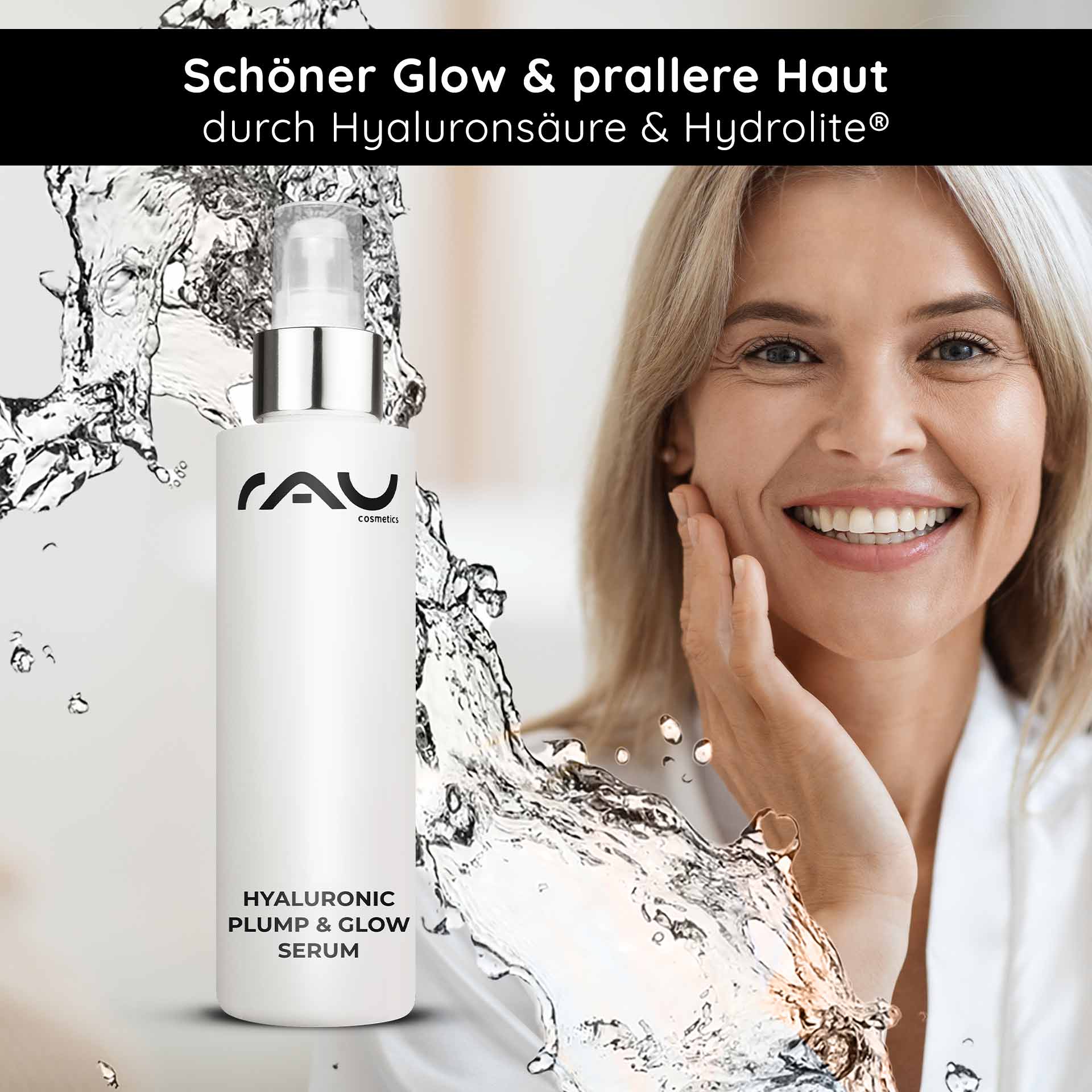 RAU Cosmetics Sérum Hyaluronique Plump & Glow 100 ml Hyaluronic Plump & Glow Serum von RAU Cosmetics zeigt eine lächelnde Frau, die Serum auf ihr Gesicht aufträgt, wobei der Wasserspritzeffekt die Vorteile der Feuchtigkeitsversorgung und des Glanzes betont und die Anti-Aging-Eigenschaften hervorhebt.