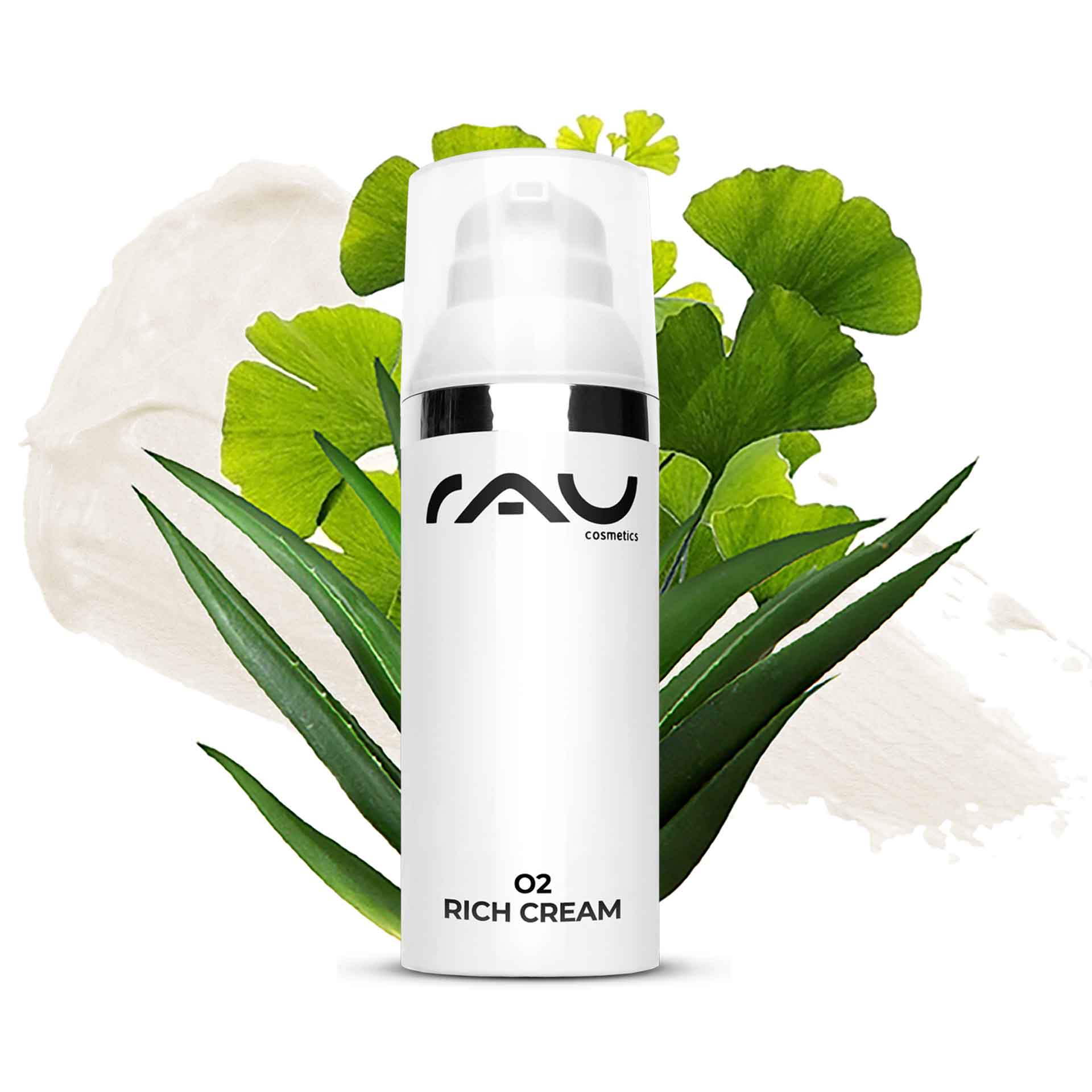 O2 Rich Cream 50 ml Crème de nuit riche pour peaux sèches au ginkgo Flasche der RAU Cosmetics O2 Rich Cream mit Ginkgoblättern und Aloe Vera-Hintergrund, die die Feuchtigkeitsversorgung trockener Haut fördert.