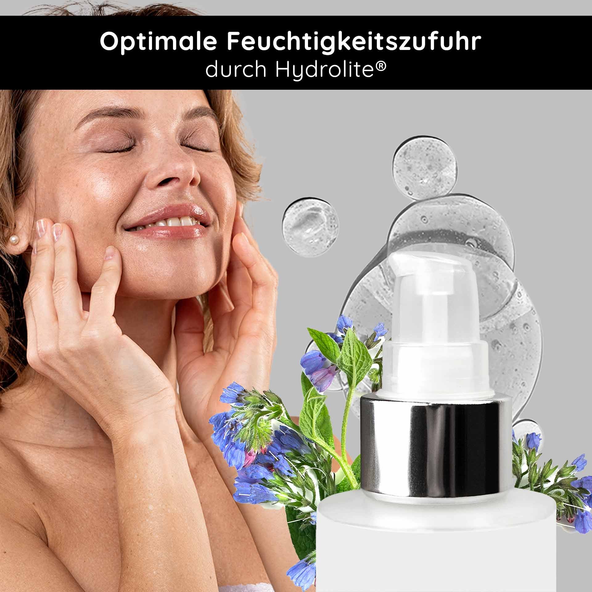 Frau mit geschlossenen Augen und lächelndem Gesicht, die sanft ihr Gesicht berührt; im Hintergrund Hyaluronsäure-Serum und Pflanzen, betont optimale Feuchtigkeitszufuhr durch Hydrolyte.