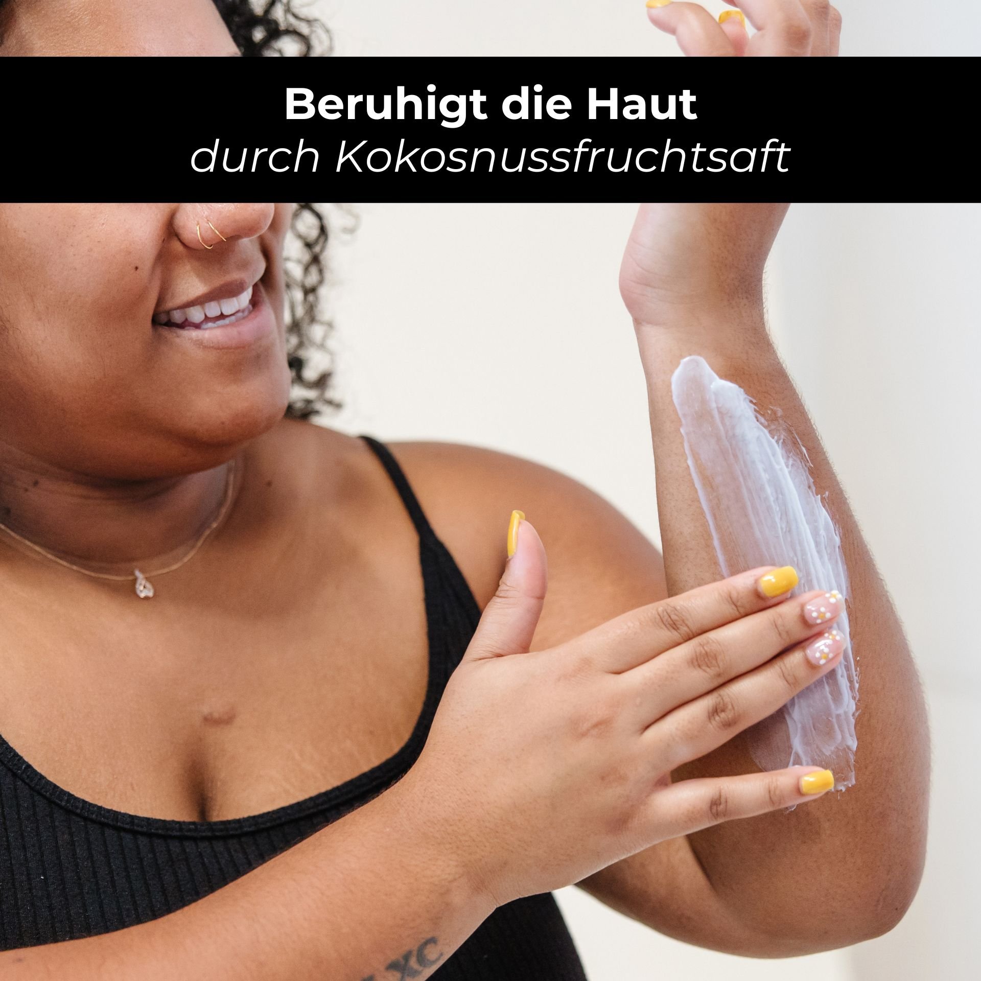 Frau mit lockigem Haar trägt RAU Eternal Moist Body Lotion auf ihren Arm auf, betont die beruhigende Wirkung durch Kokosnussfruchtsaft.