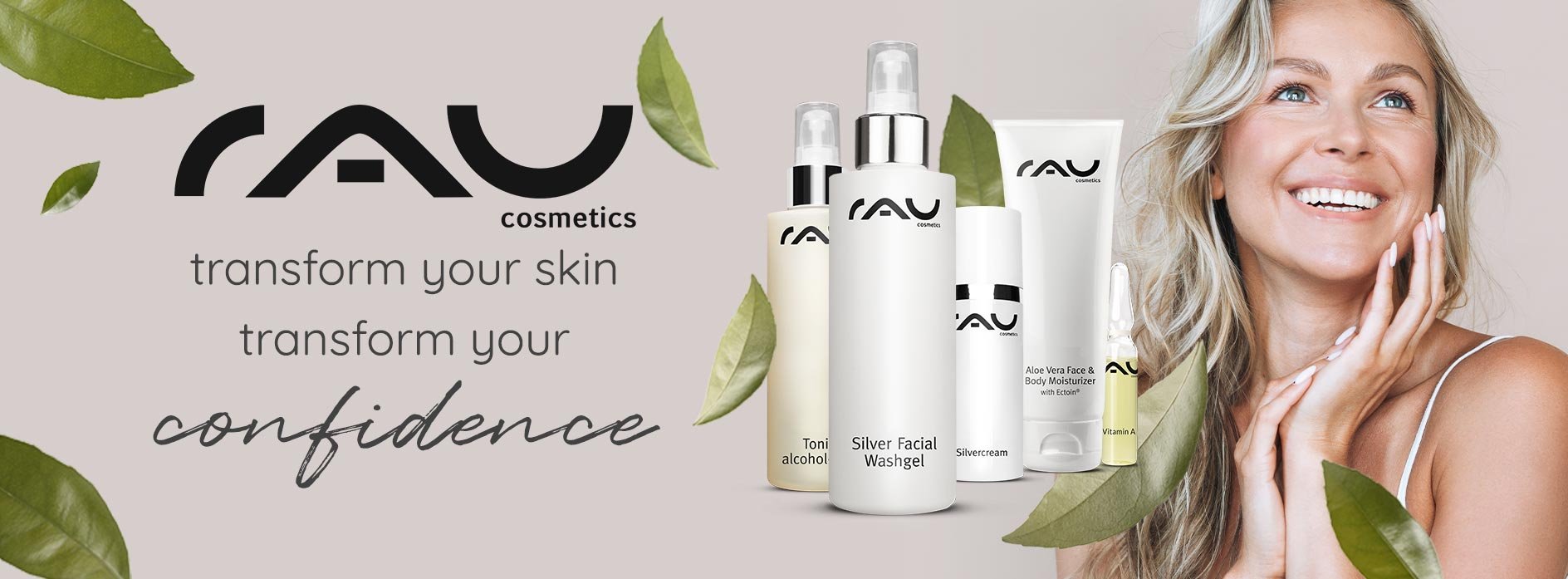 Frau mit strahlendem Lächeln und gepflegter Haut, umgeben von RAU Cosmetics Produkten, darunter Gesichtsreinigung, Feuchtigkeitscreme und Vitaminpräparate, mit dem Slogan "transform your skin, transform your confidence".