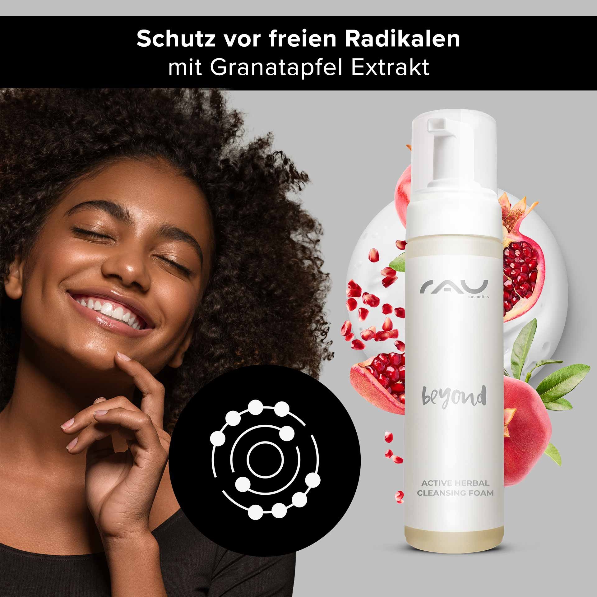 Aktive Kräuter-Reinigungsschaum von RAU Cosmetics mit Granatapfelextrakt, lächelnde Frau mit lockigem Haar, Schutz vor freien Radikalen, natürliche Inhaltsstoffe.