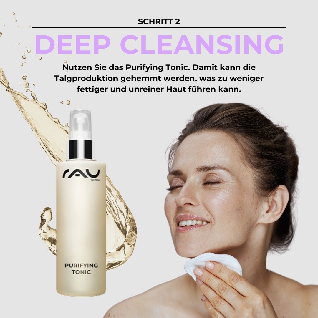 Frau mit strahlendem Gesicht und Reinigungstuch, hält RAU Purifying Tonic für fettige Haut, um die Talgbildung zu reduzieren, mit goldener Flüssigkeit im Hintergrund.