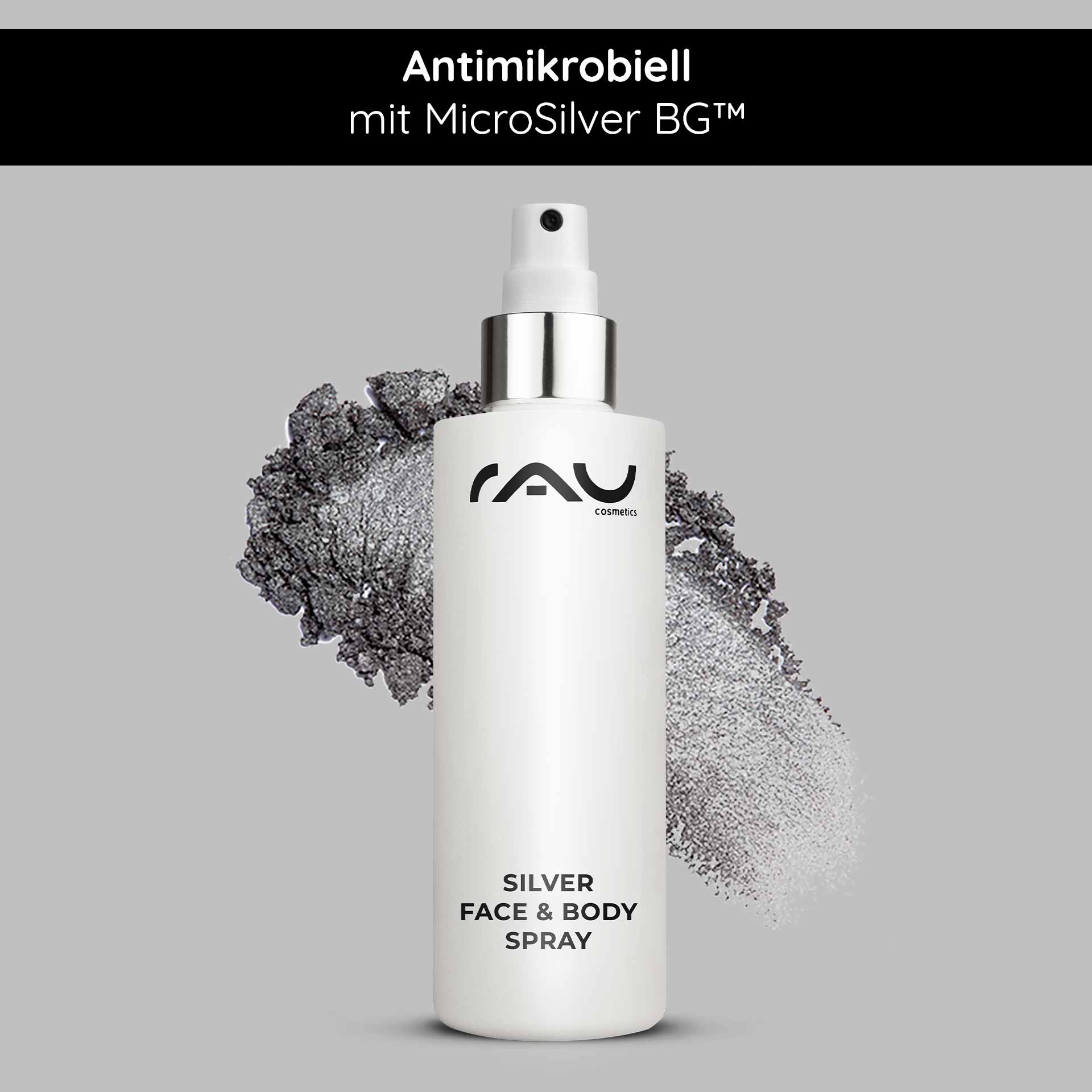 Silver Face & Body Spray 200 ml avec panthénol & micro-argent RAU Cosmetics Silver Face & Body Spray in einer eleganten weißen Flasche mit antimikrobiellem Etikett auf strukturiertem grauem Hintergrund.