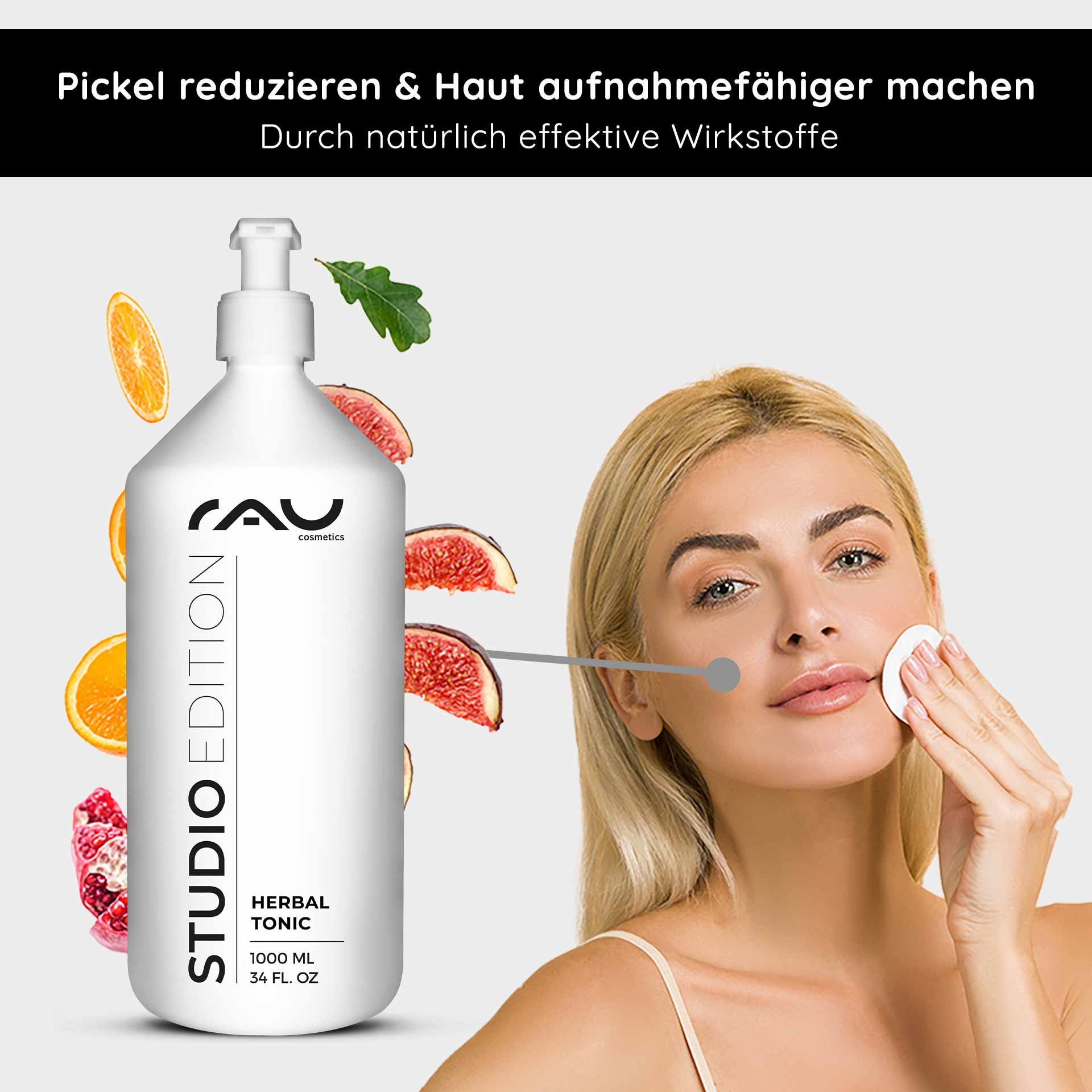 Flacon de 1000 ml de Beyond Herbal Tonic de RAU Cosmetics avec des rondelles d'agrumes, une femme applique le tonique sur son visage avec un coton, favorisant ainsi le soin naturel des peaux sensibles et impures.