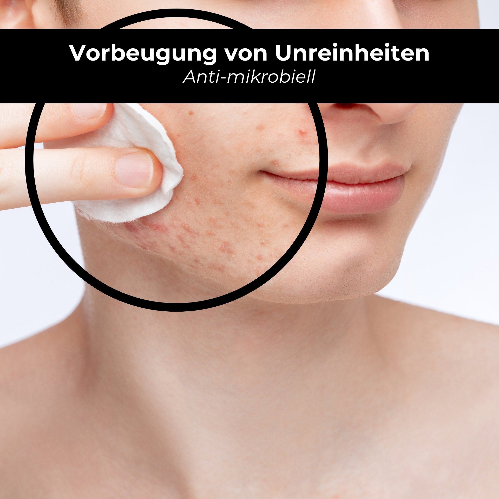 Une femme applique le Purifying Tonic avec un coton sur le visage et le cou.