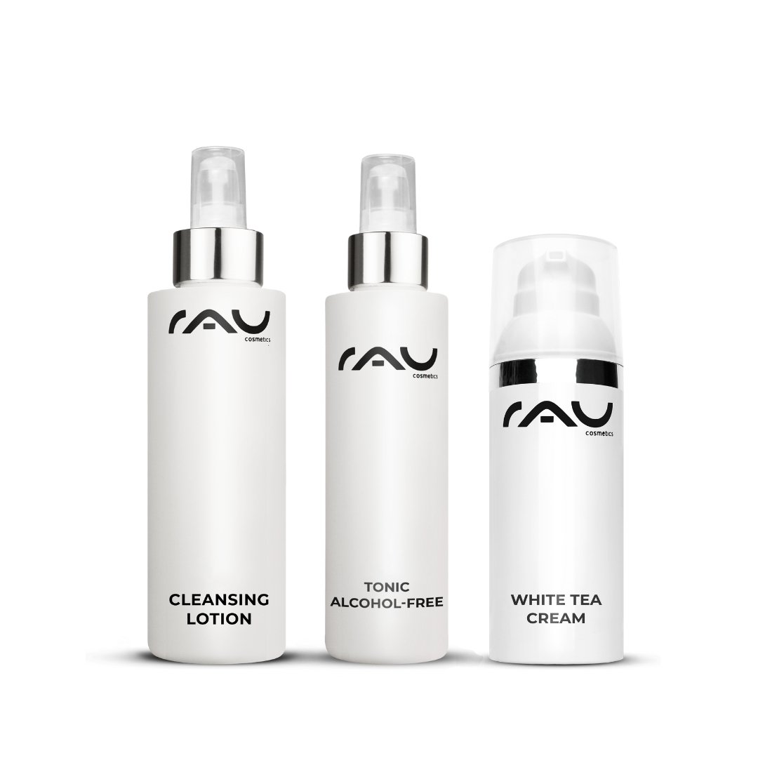 Routine de soin de base pour peaux normales de RAU Cosmetics, composée d'une lotion nettoyante douce, d'un tonique sans alcool et d'une crème hydratante légère.