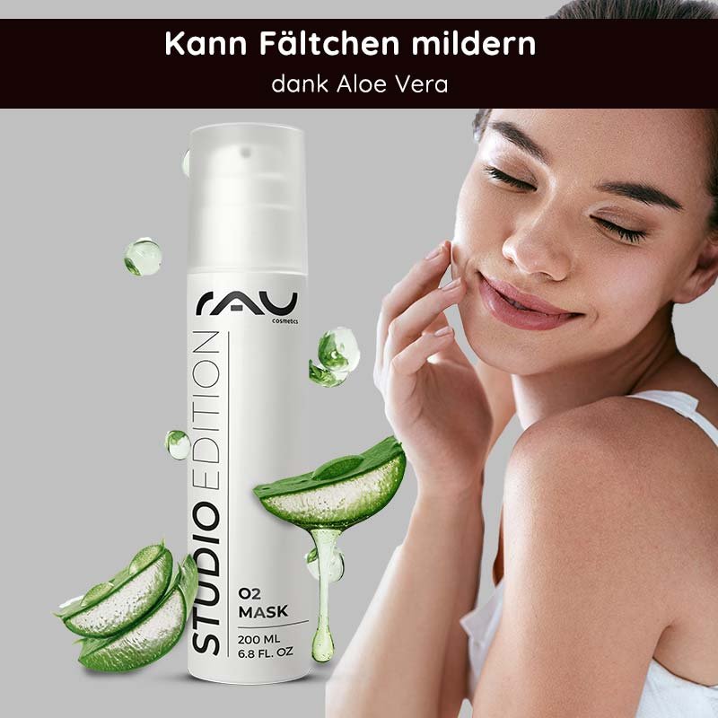 L'emballage du masque O2 de RAU Cosmetics avec des éléments d'aloe vera vante les bienfaits du soin pour un teint plus lisse et est présenté à côté d'un modèle souriant à la peau saine.