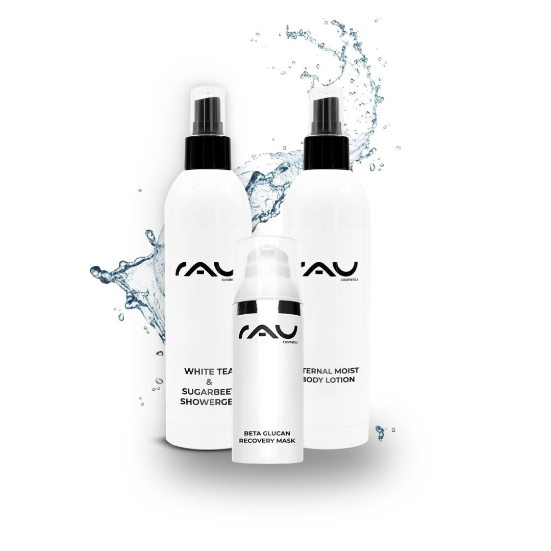 RAU coffret bien-être exclusif RAU Cosmetics Verwöhnset mit White Tea & Sugar Beet Showergel, Eternal Moist Body Lotion und Beta Glucan Recovery Mask mit Wasserspritzern für eine sanfte Reinigung und Hautpflege.