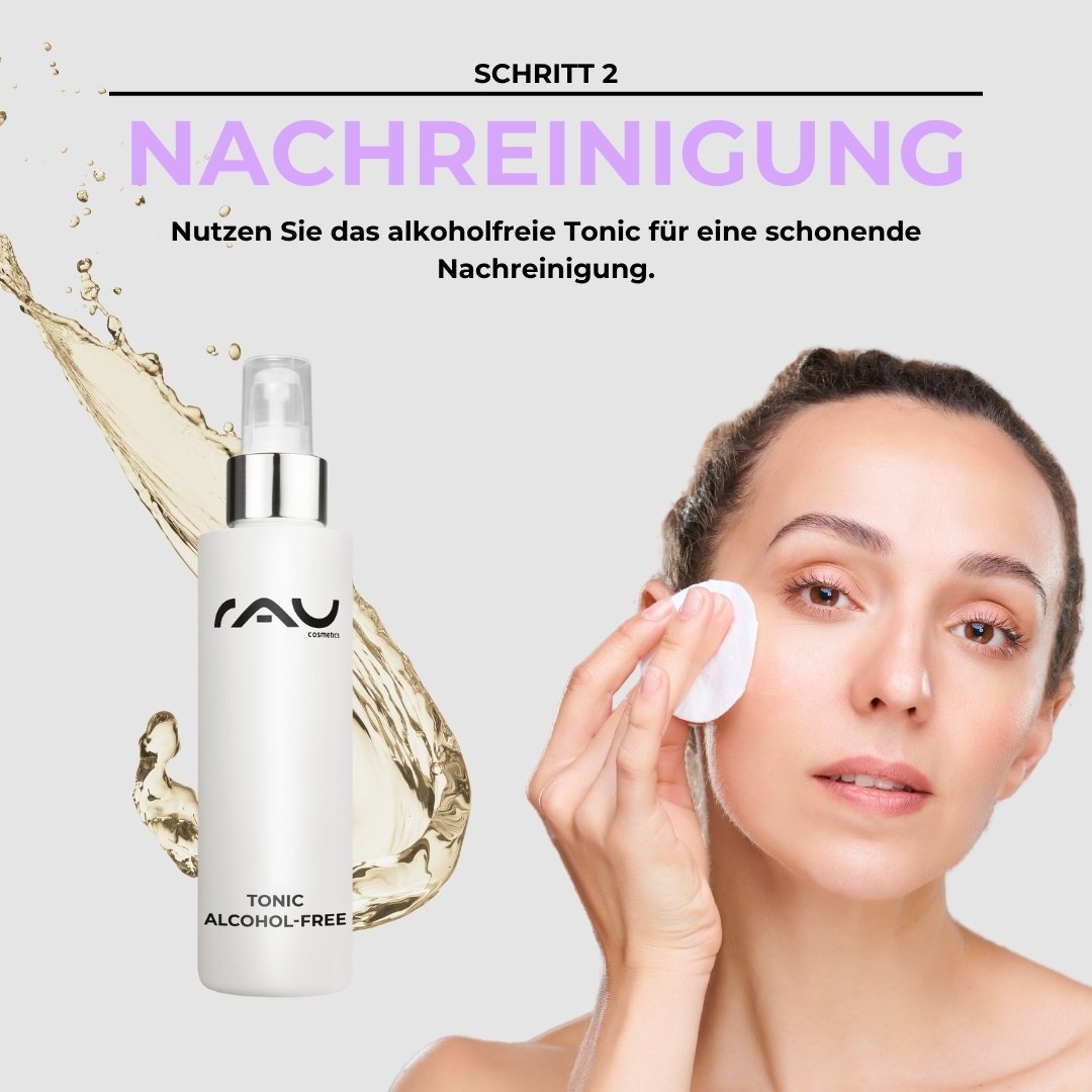 Tonique sans alcool de RAU Cosmetics pour un nettoyage doux, une femme applique le tonique sur son visage avec un coton, étape 2 de la routine de base pour peaux sèches.