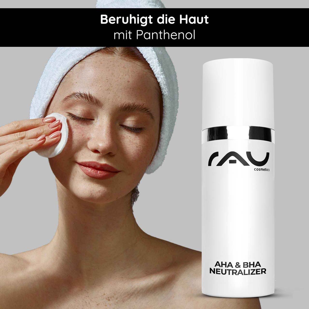 Femme avec une serviette et un coton, appliquant doucement le AHA & BHA Neutralizer de RAU Cosmetics sur son visage, apaisement de la peau avec du panthénol, pour l'équilibre du pH après les peelings aux acides de fruits.