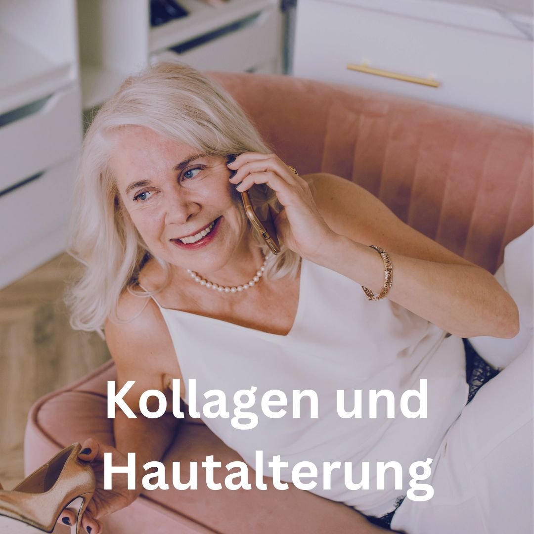 Ältere Frau mit blonden Haaren und Perlenkette, telefonierend auf einer rosa Couch, mit Text "Kollagen und Hautalterung" im Vordergrund, symbolisiert Hautpflege und Anti-Aging-Themen.