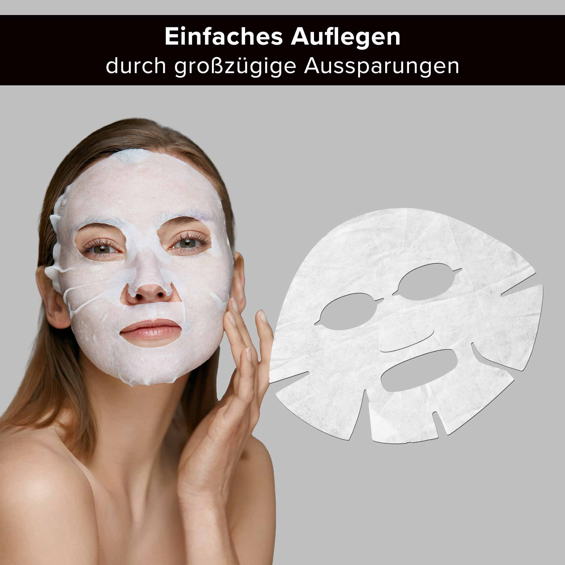 Femme avec masque facial en tissu, démontrant le masque au collagène et à l'acide hyaluronique de RAU Cosmetics, avec le texte « Application facile grâce aux larges ouvertures ».