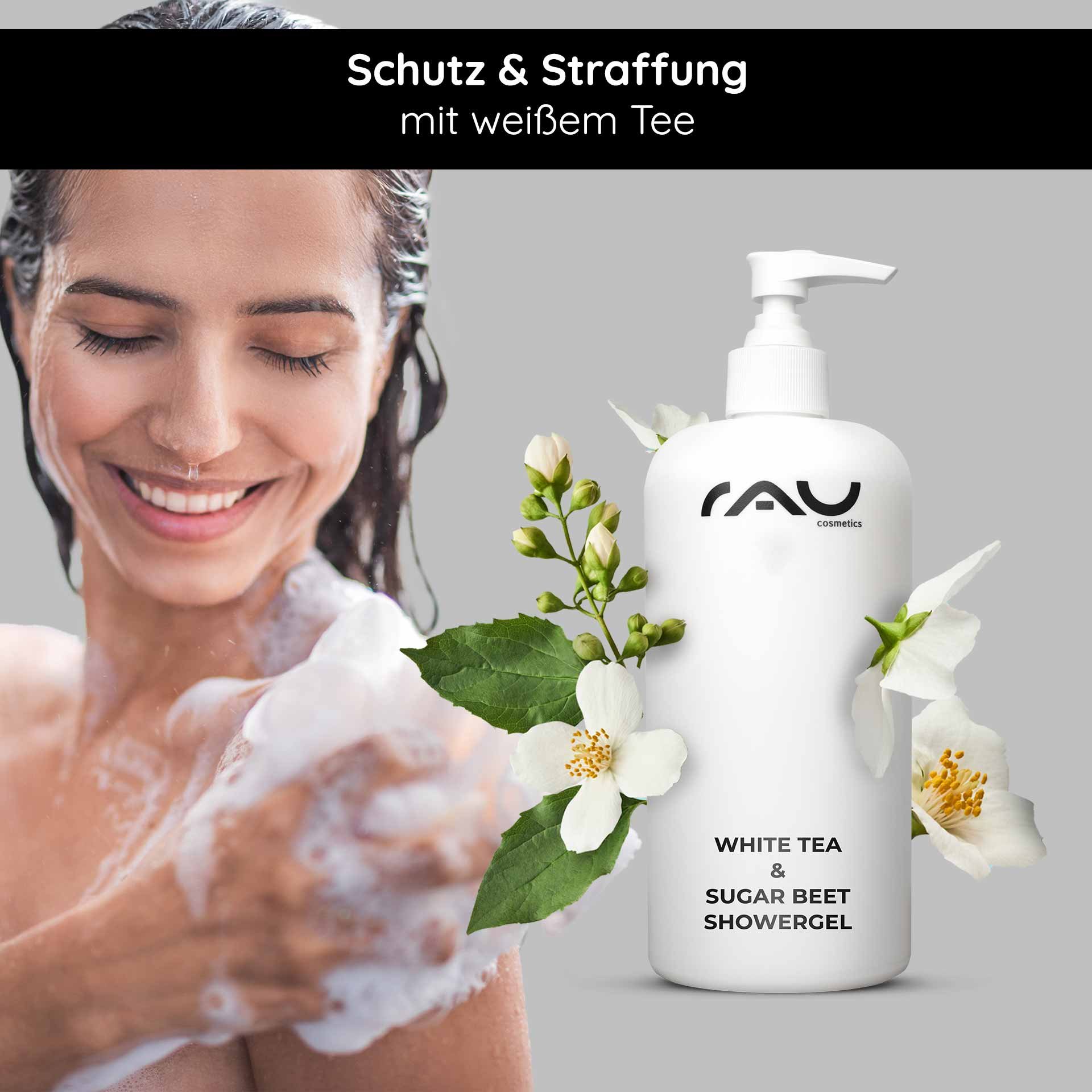Frau mit schäumendem Duschgel, RAU Cosmetics White Tea & Sugar Beet Showergel, natürliche Inhaltsstoffe, Pflege und Reinigung, blühende Pflanzen im Hintergrund.