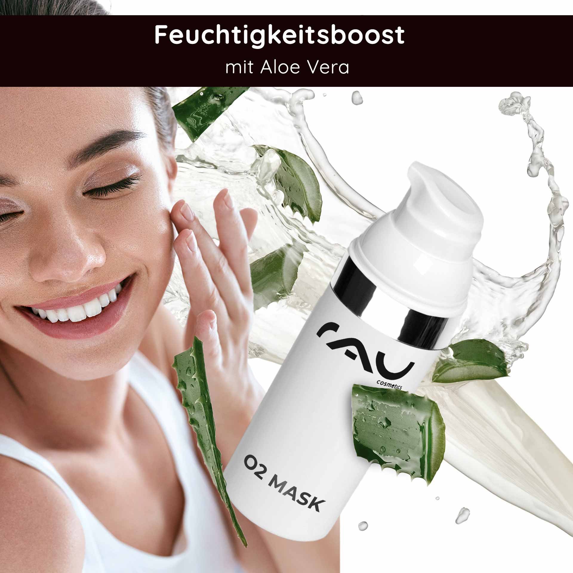 Femme présentant le masque O2 à côté de l'emballage du produit.