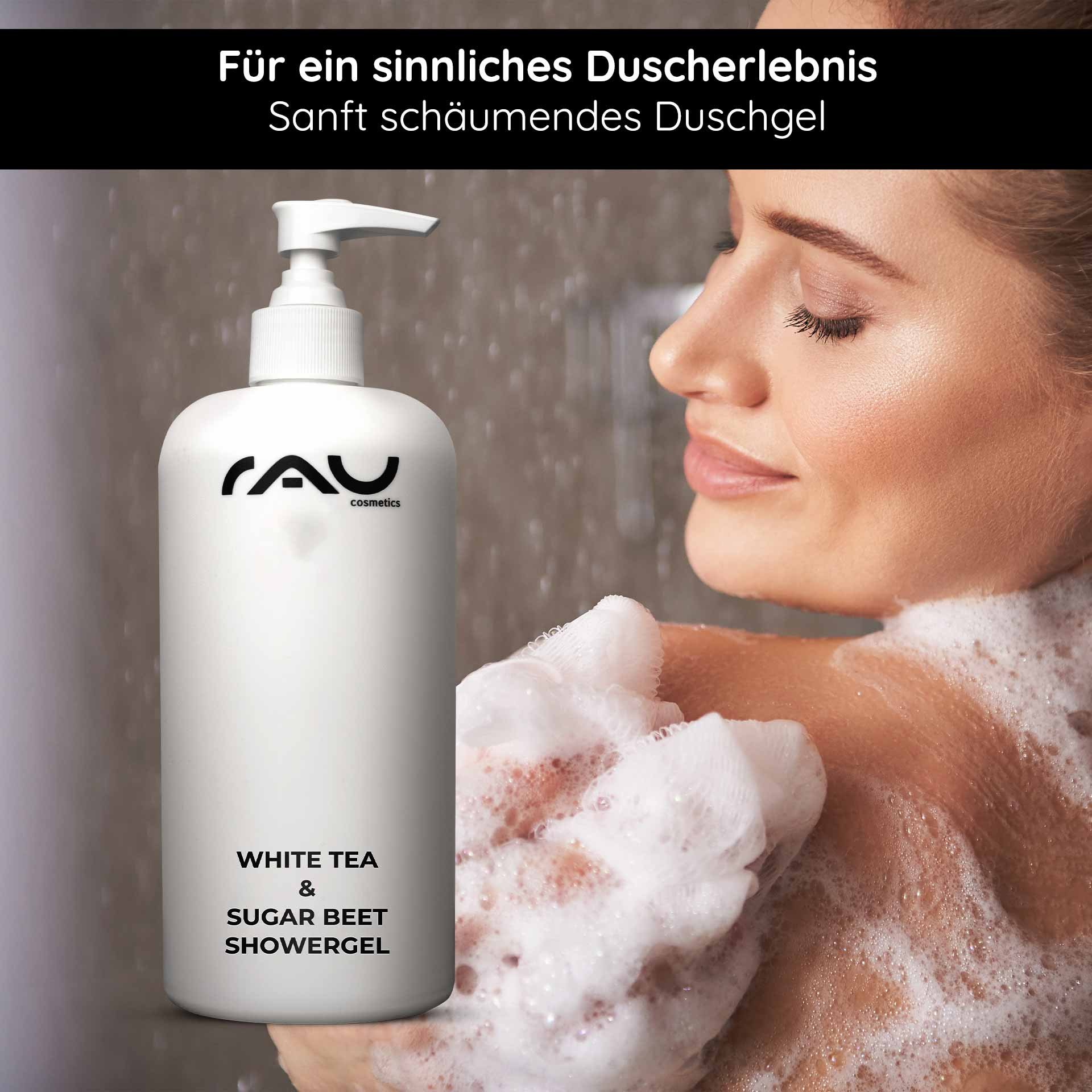 Flasche von RAU Cosmetics mit White Tea & Sugar Beet Showergel, sanft schäumendes Duschgel, Anwendung auf der Haut, angenehmer Duft, für ein sinnliches Duscherlebnis.