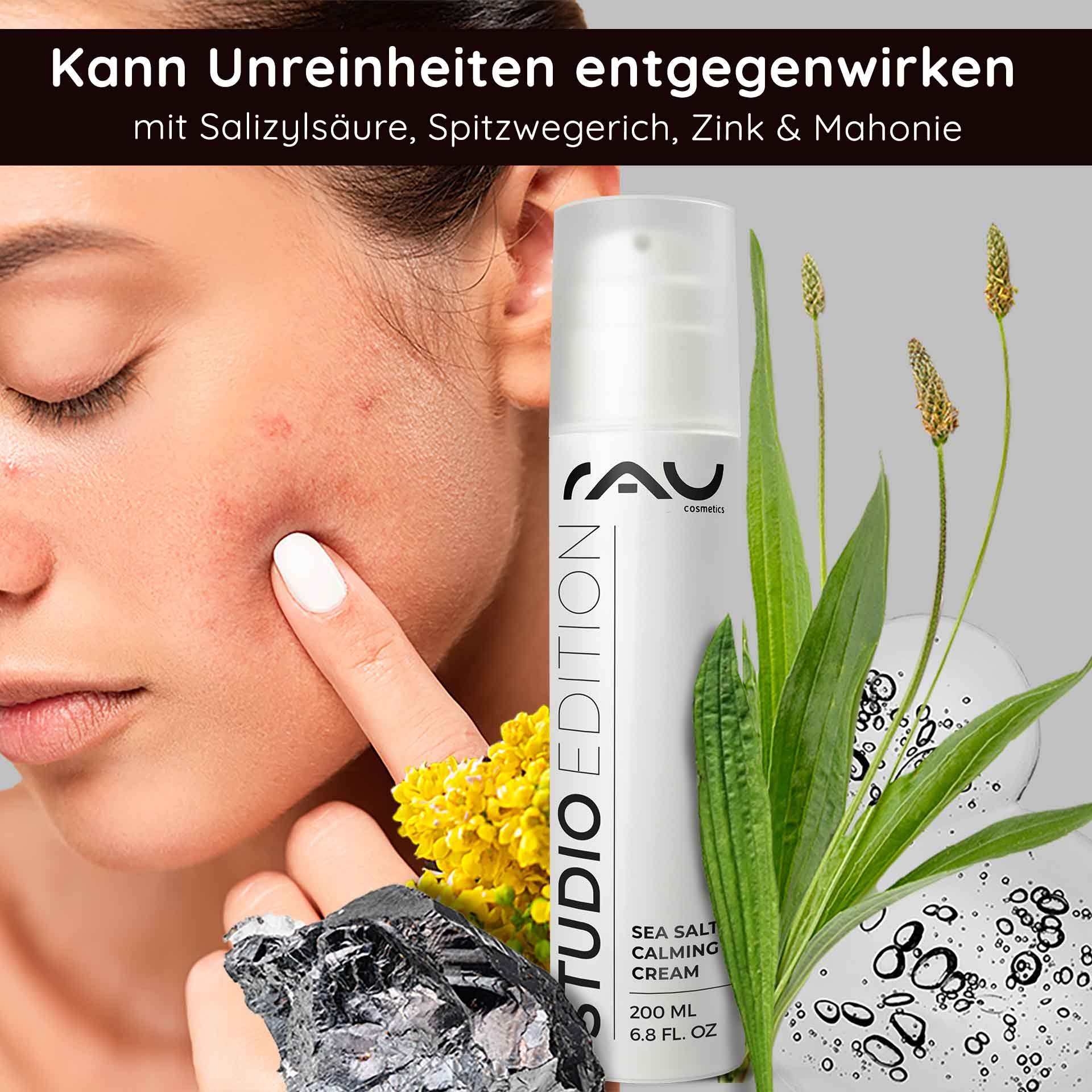 Femme à la peau impure montrant un bouton, à côté de la Sea Salt Calming Cream de RAU Cosmetics dans son emballage, entourée de plantes et de gouttelettes d'eau, souligne les bienfaits du soin contre les imperfections.
