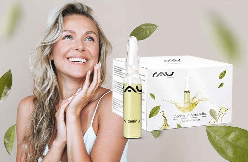 Frau mit langen blonden Haaren, die RAU Vitamin A Ampullen und Verpackung präsentiert.