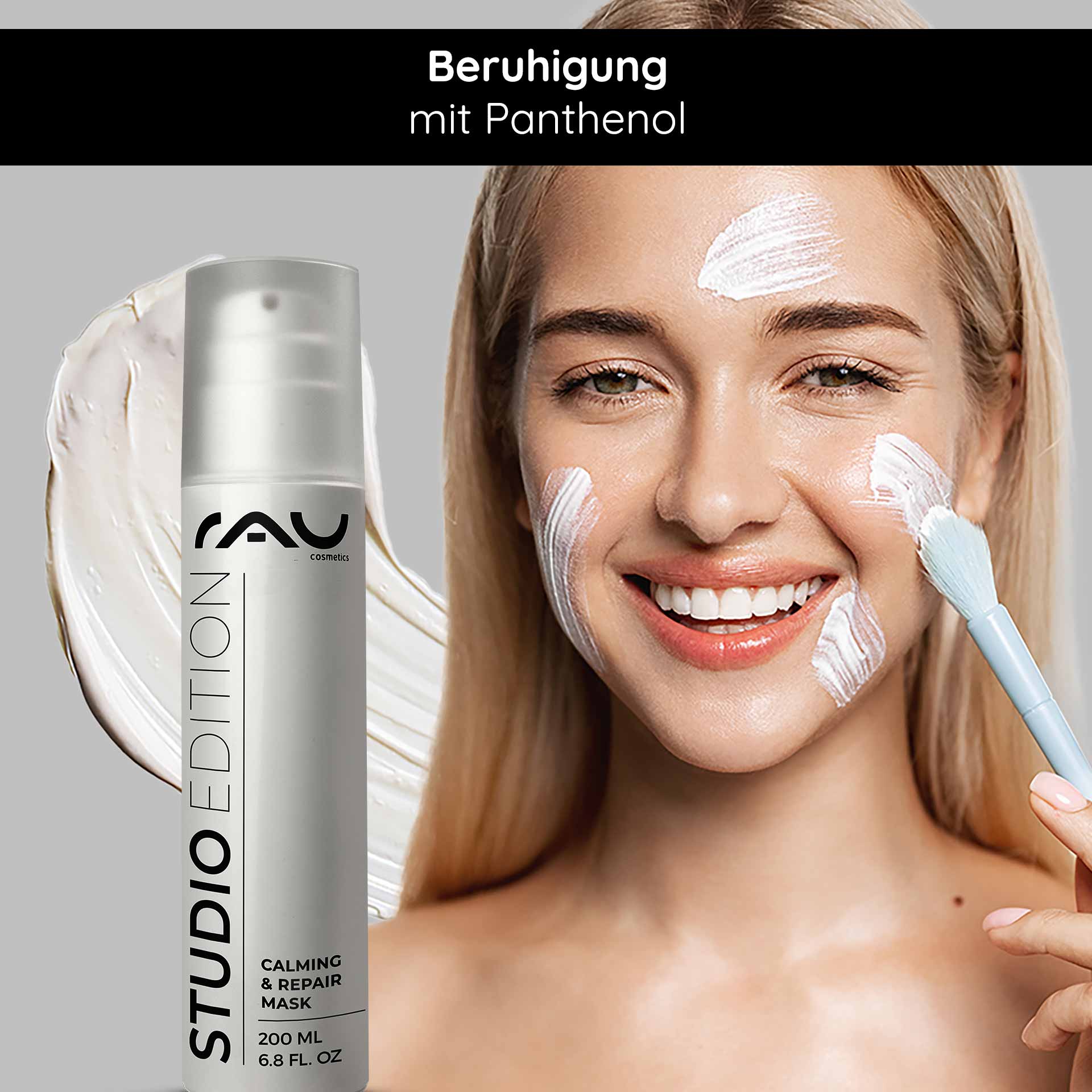 Calming & Repair Mask 200 ml Masque apaisant Frau mit lächelndem Gesicht, die die RAU Calming & Repair Mask aufträgt, umgeben von einer beruhigenden, feuchtigkeitsspendenden Creme, betont die Anwendung von Panthenol für empfindliche Haut.