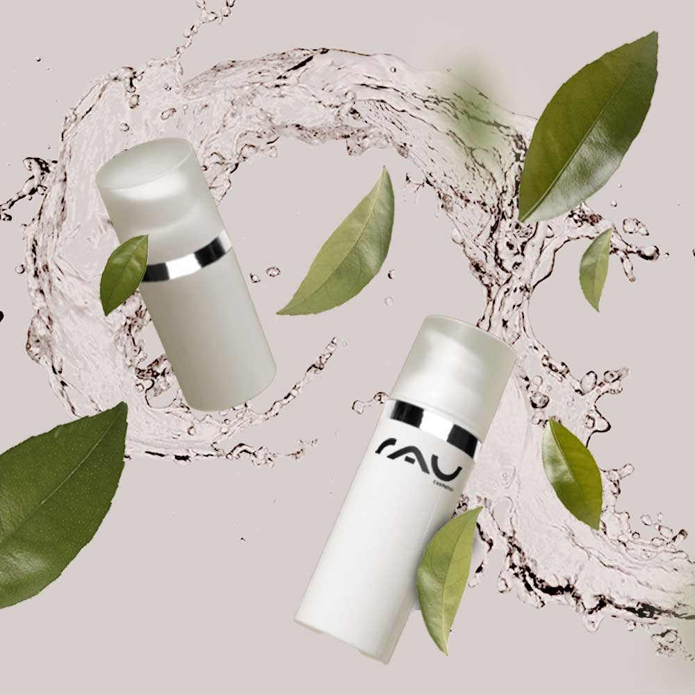 Hautpflegeprodukte von RAU Cosmetics mit Wirkstoffen, umgeben von Wassertropfen und grünen Blättern, die Qualität und natürliche Elemente betonen.