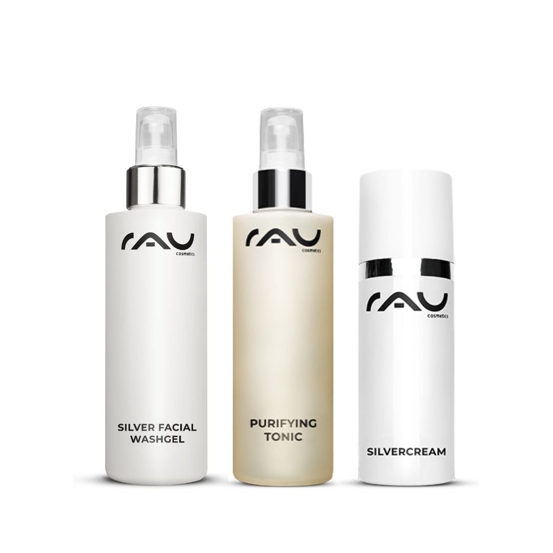 Le kit de soins de RAU Cosmetics comprenant le Silver Facial Washgel, le Purifying Tonic et la Silvercream a été conçu pour les peaux grasses et sujettes à l'acné, en mettant l'accent sur les propriétés antimicrobiennes et un nettoyage efficace.