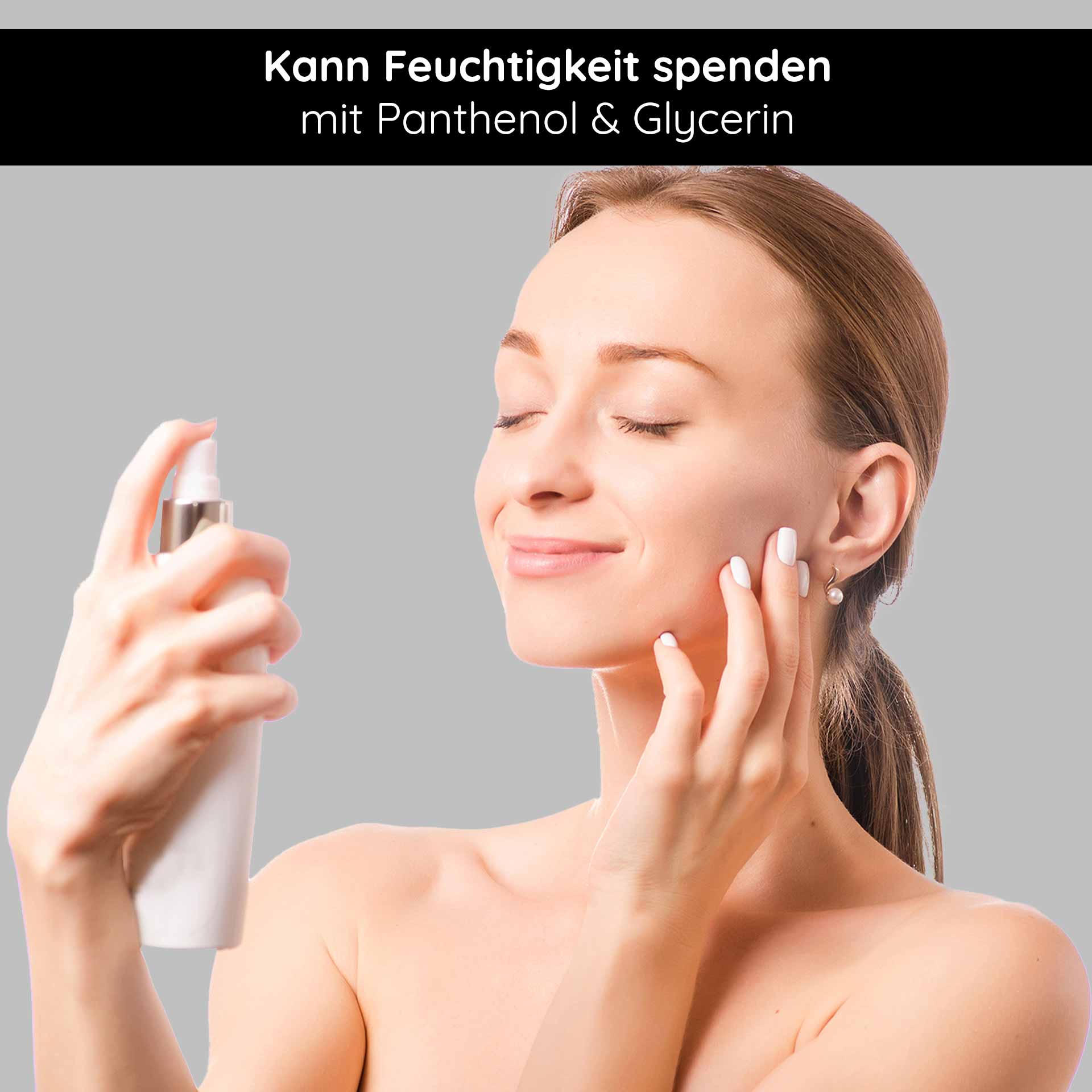 Silver Face & Body Spray 200 ml avec panthénol & micro-argent Frau mit strahlender Haut, die RAU Kosmetik Silber Spray zur Feuchtigkeitspflege aufträgt.