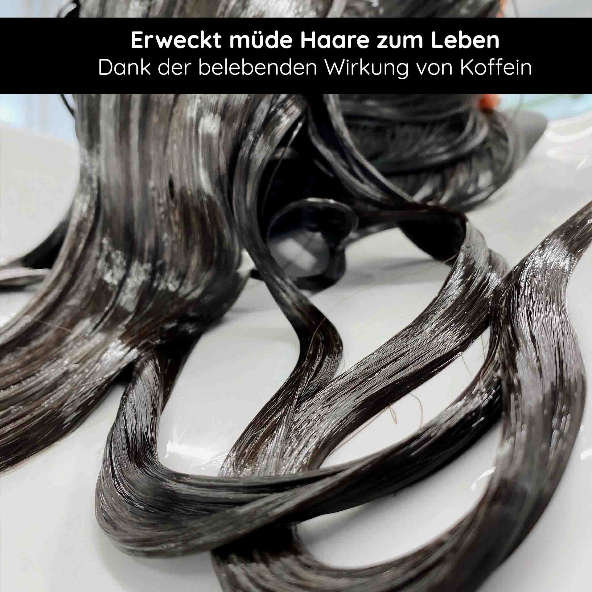 RAU Cosmetics White Tea & Caffeine Hair Shampoo – 500 ml Flasche mit Pumpverschluss, umgeben von weißen Blüten und grünen Blättern, die Frische und Pflege symbolisieren."