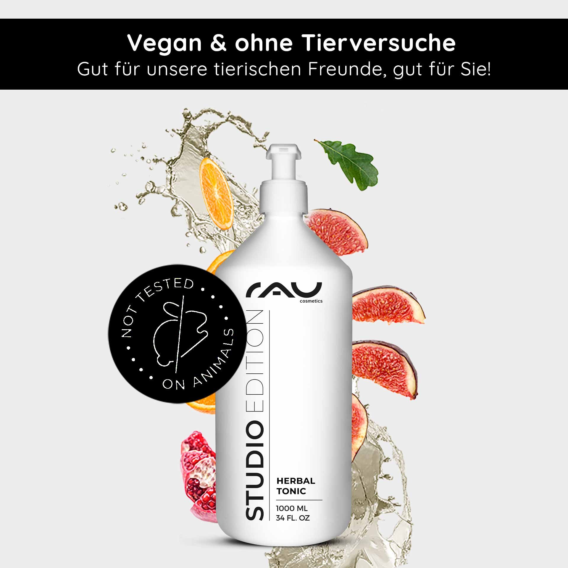 Flacon de 1000 ml de Beyond Herbal Tonic de RAU Cosmetics avec des éléments de fruits frais et des éclaboussures d'eau, marqué végan et non testé sur les animaux, favorise le soin naturel des peaux sensibles.